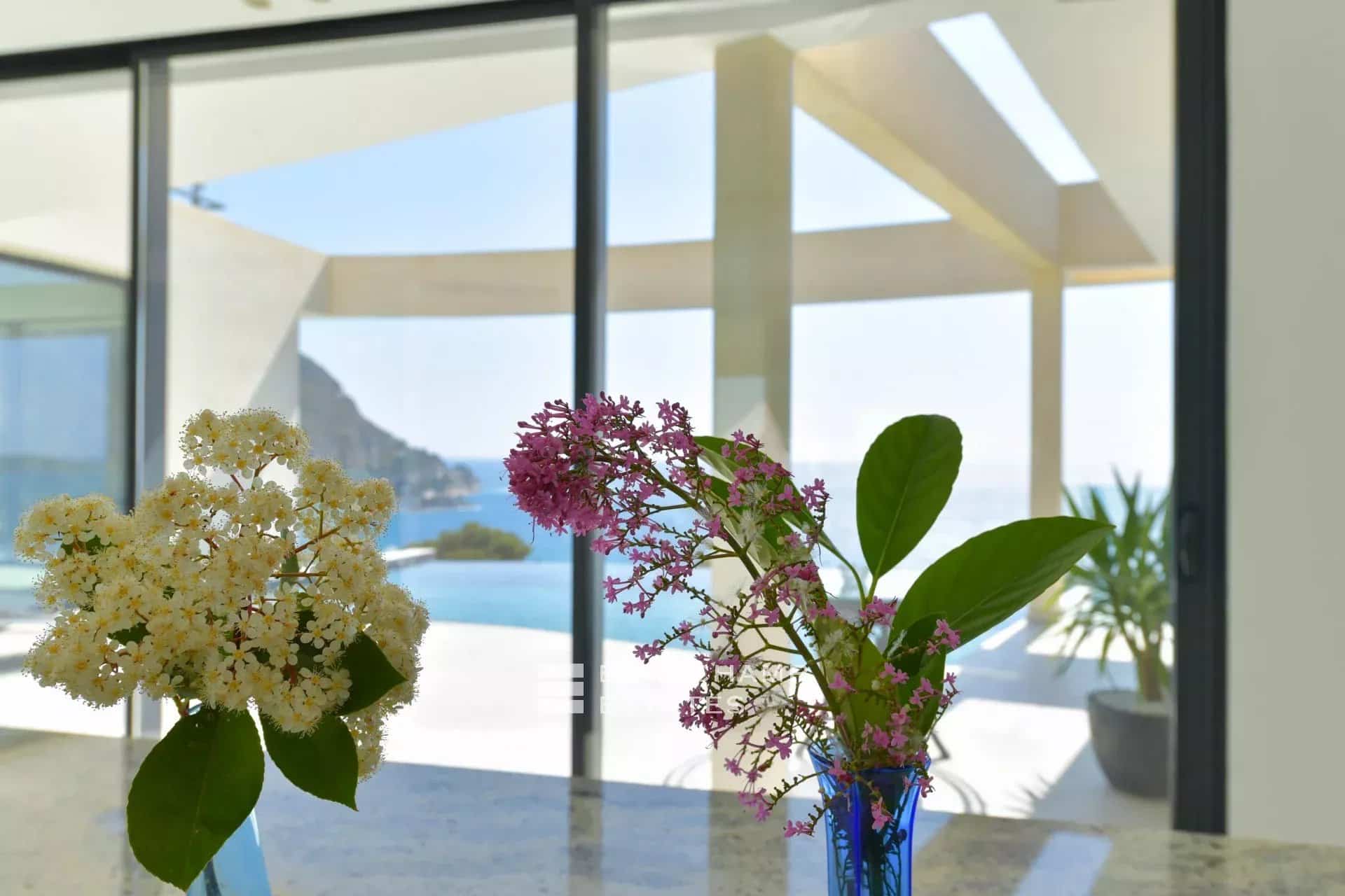 Èze Bord de Mer – Villa contemporaine 5 chambres avec piscine à débordement et vue mer panoramique Èze Bord de Mer – 5-Bedroom Contemporary Villa with Infinity Pool and Panoramic Sea View