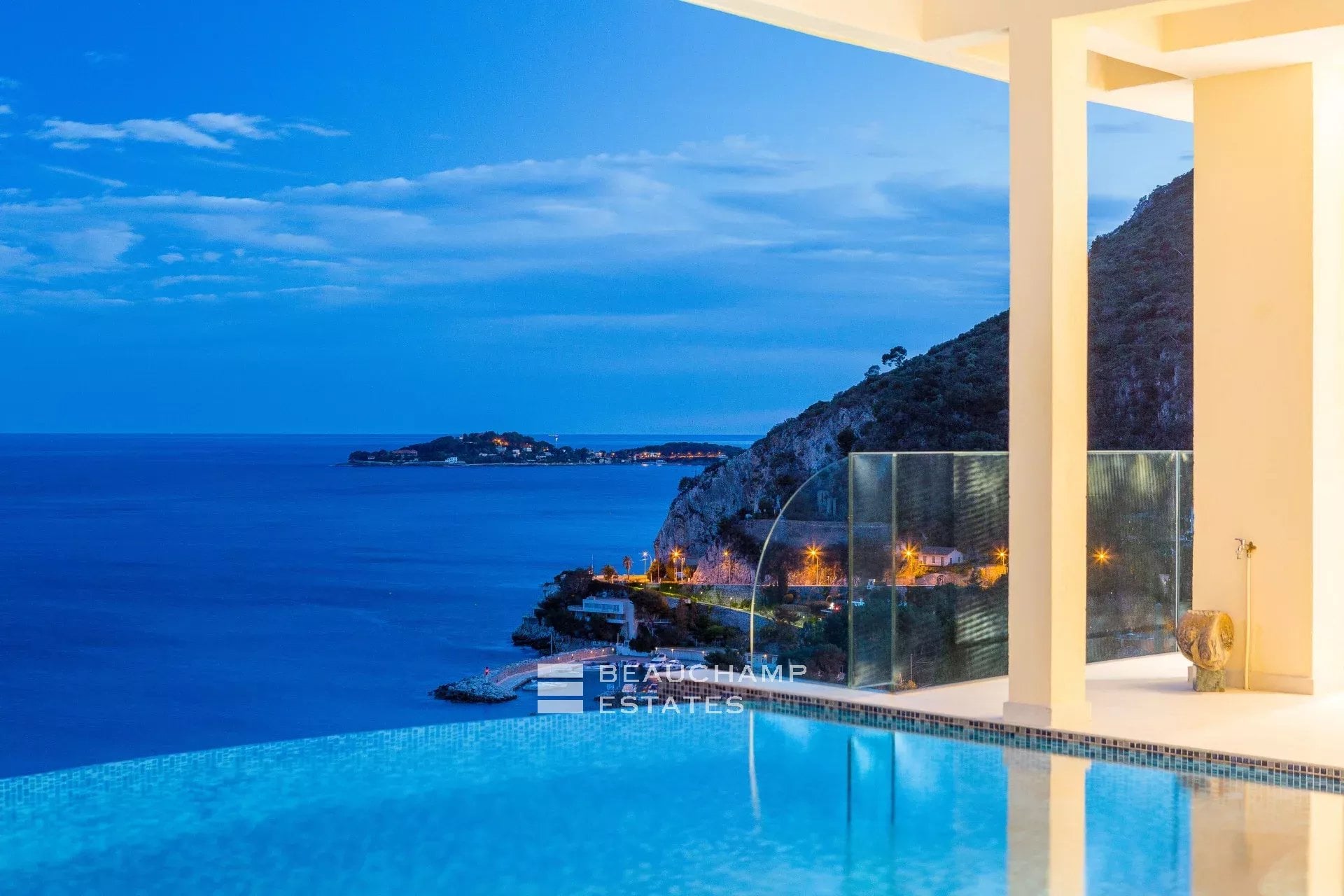 Èze Bord de Mer – Villa contemporaine 5 chambres avec piscine à débordement et vue mer panoramique Èze Bord de Mer – 5-Bedroom Contemporary Villa with Infinity Pool and Panoramic Sea View
