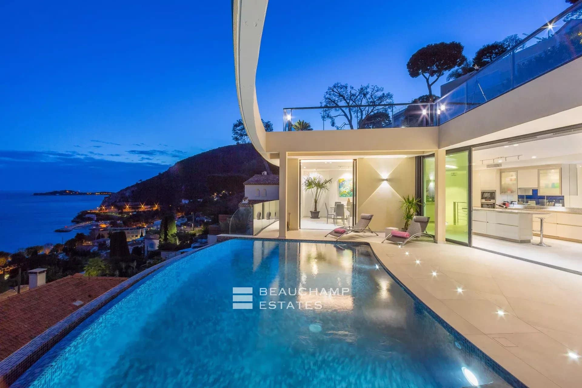 Èze Bord de Mer – Villa contemporaine 5 chambres avec piscine à débordement et vue mer panoramique Èze Bord de Mer – 5-Bedroom Contemporary Villa with Infinity Pool and Panoramic Sea View