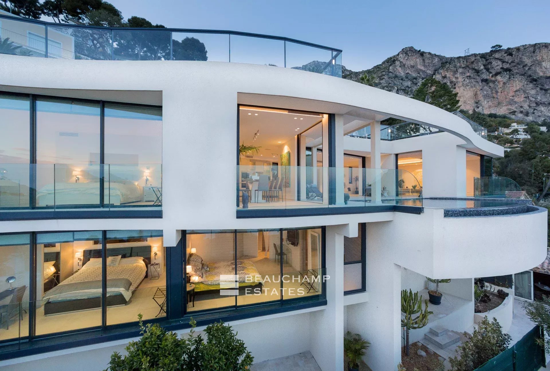 Èze Bord de Mer – Villa contemporaine 5 chambres avec piscine à débordement et vue mer panoramique Èze Bord de Mer – 5-Bedroom Contemporary Villa with Infinity Pool and Panoramic Sea View