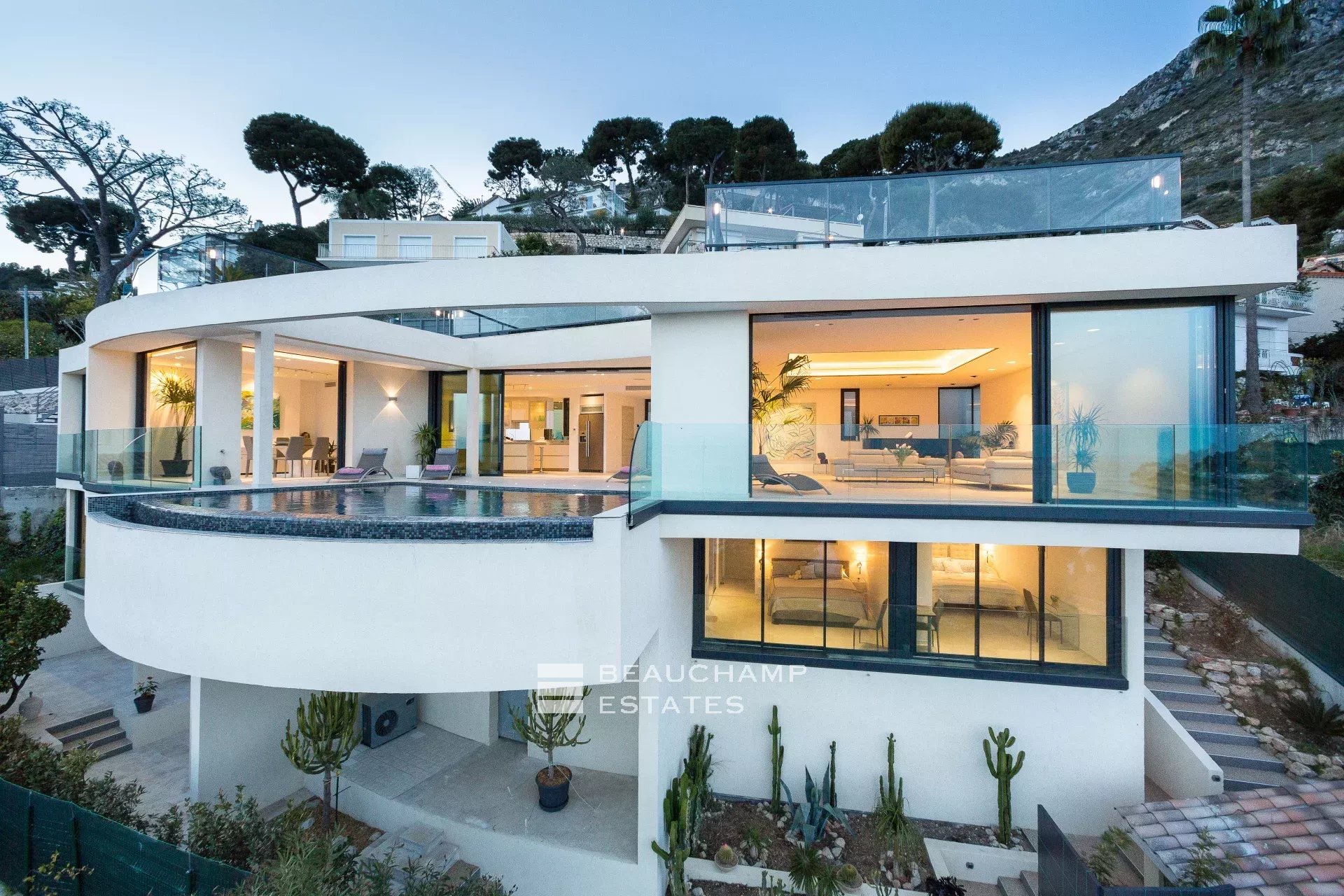 Èze Bord de Mer – Villa contemporaine 5 chambres avec piscine à débordement et vue mer panoramique Èze Bord de Mer – 5-Bedroom Contemporary Villa with Infinity Pool and Panoramic Sea View