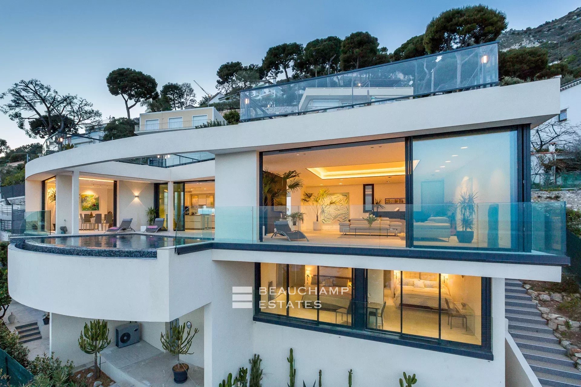 Èze Bord de Mer – Villa contemporaine 5 chambres avec piscine à débordement et vue mer panoramique Èze Bord de Mer – 5-Bedroom Contemporary Villa with Infinity Pool and Panoramic Sea View