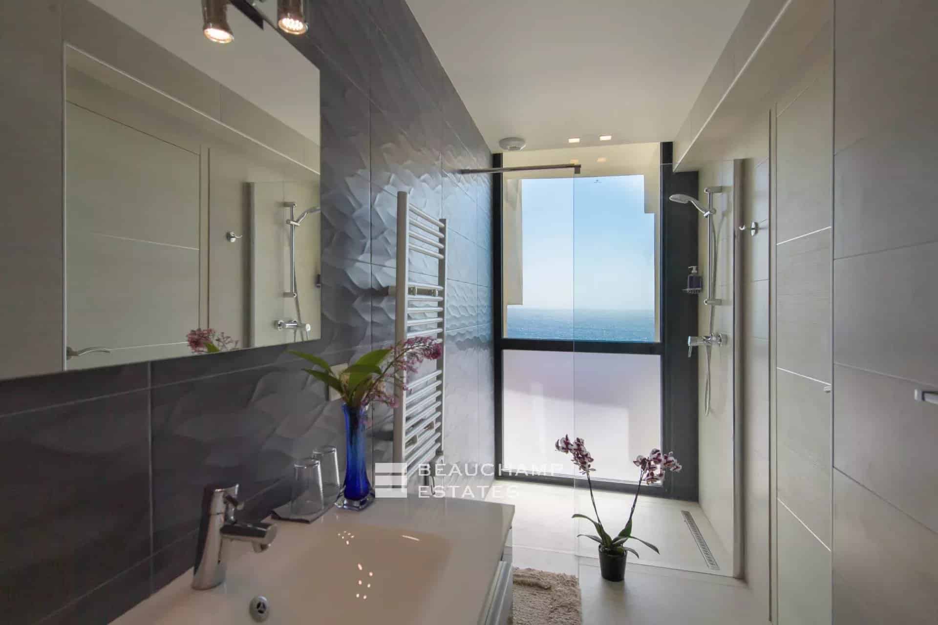 Èze Bord de Mer – Villa contemporaine 5 chambres avec piscine à débordement et vue mer panoramique Èze Bord de Mer – 5-Bedroom Contemporary Villa with Infinity Pool and Panoramic Sea View