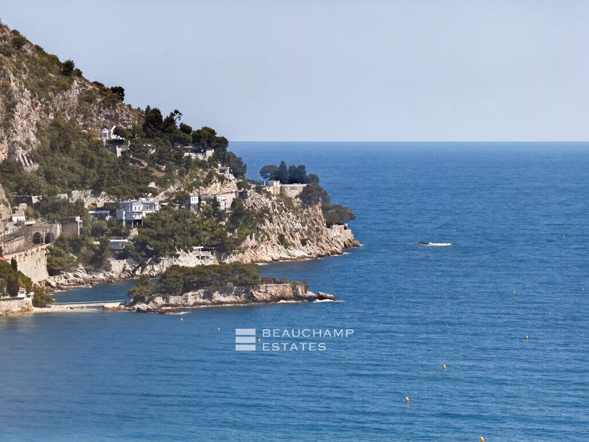 Èze Bord de Mer – Villa contemporaine 5 chambres avec piscine à débordement et vue mer panoramique Èze Bord de Mer – 5-Bedroom Contemporary Villa with Infinity Pool and Panoramic Sea View
