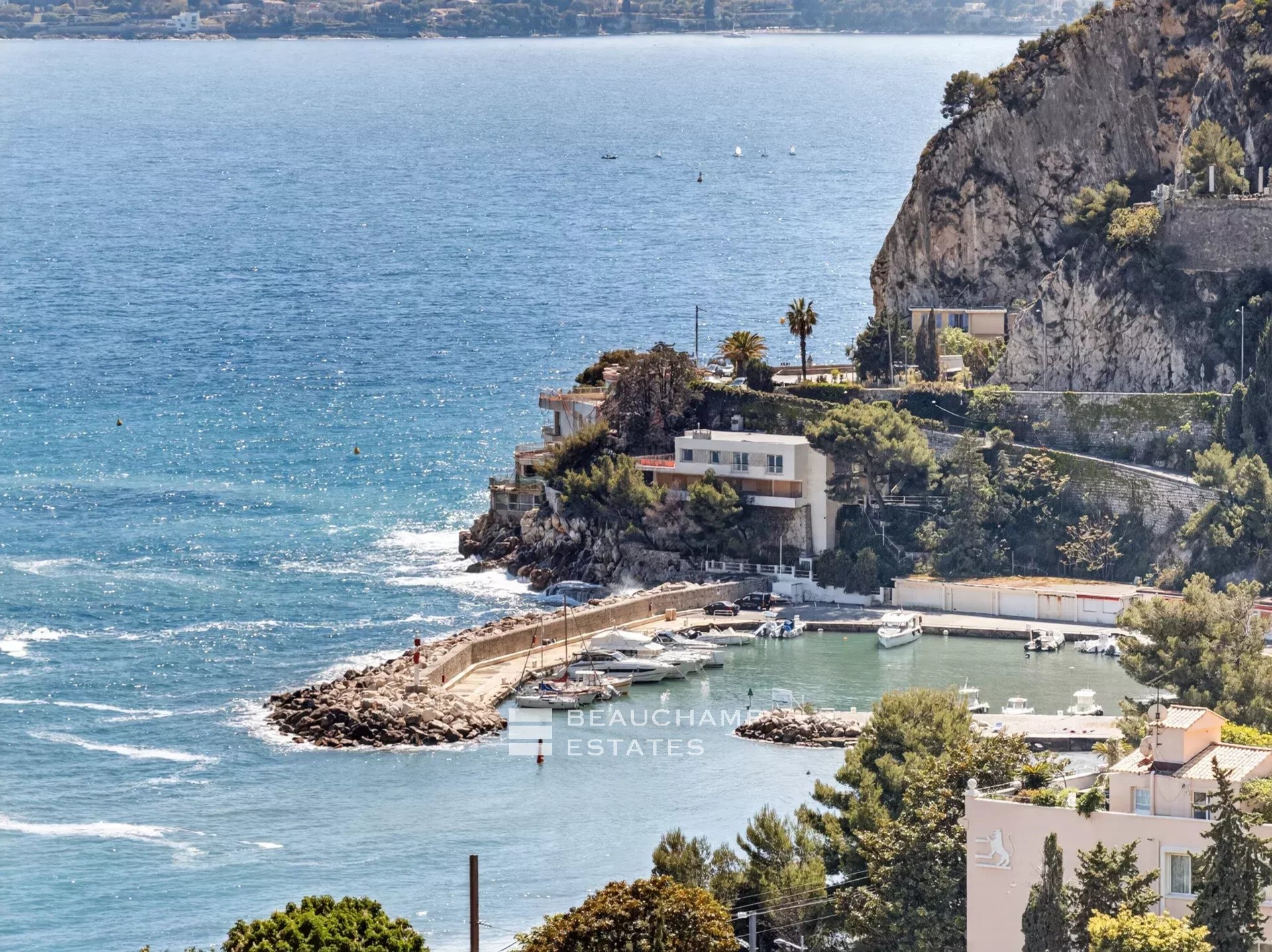 Èze Bord de Mer – Villa contemporaine 5 chambres avec piscine à débordement et vue mer panoramique Èze Bord de Mer – 5-Bedroom Contemporary Villa with Infinity Pool and Panoramic Sea View