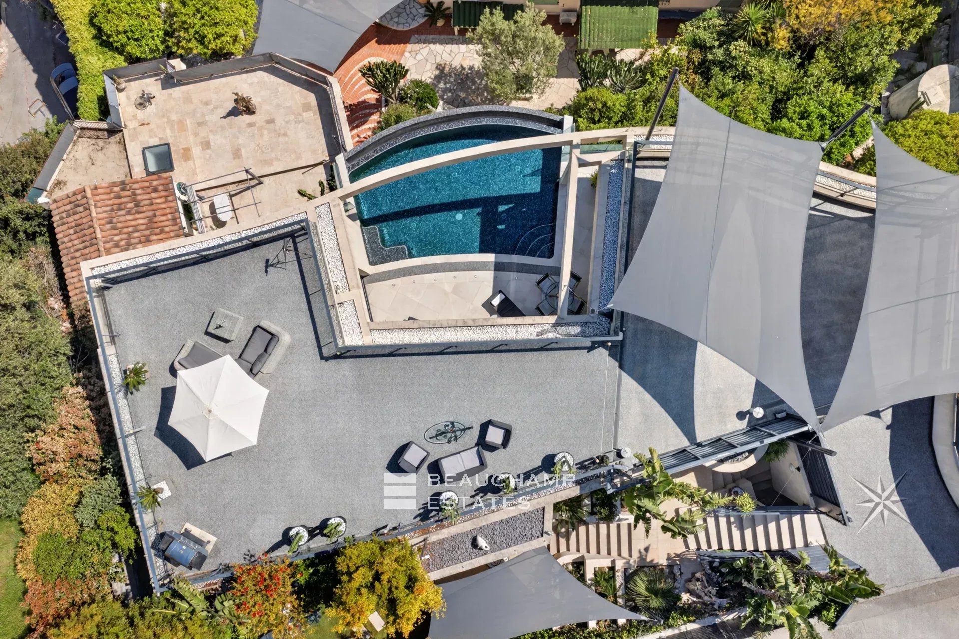 Èze Bord de Mer – Villa contemporaine 5 chambres avec piscine à débordement et vue mer panoramique Èze Bord de Mer – 5-Bedroom Contemporary Villa with Infinity Pool and Panoramic Sea View