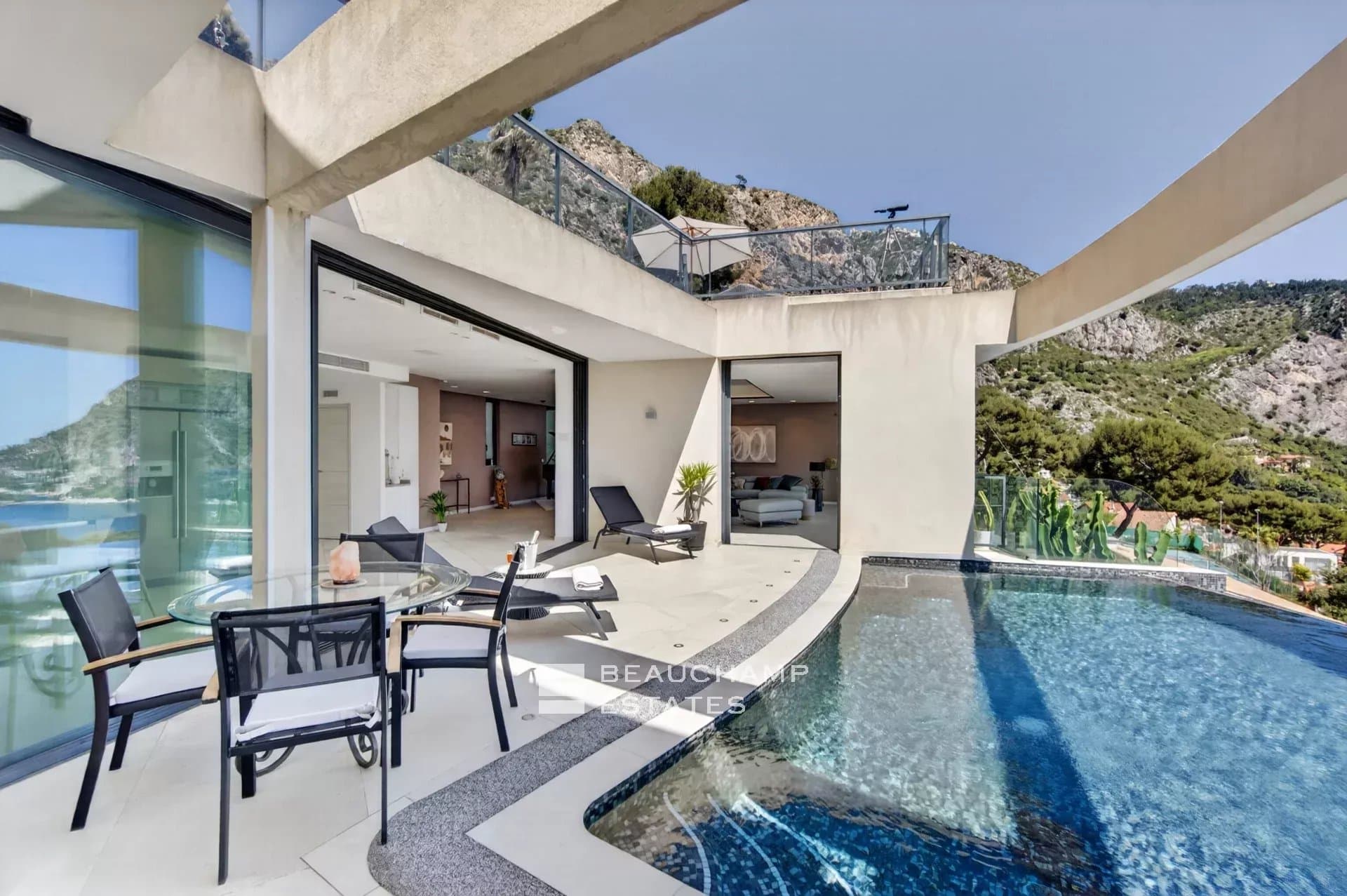Èze Bord de Mer – Villa contemporaine 5 chambres avec piscine à débordement et vue mer panoramique Èze Bord de Mer – 5-Bedroom Contemporary Villa with Infinity Pool and Panoramic Sea View