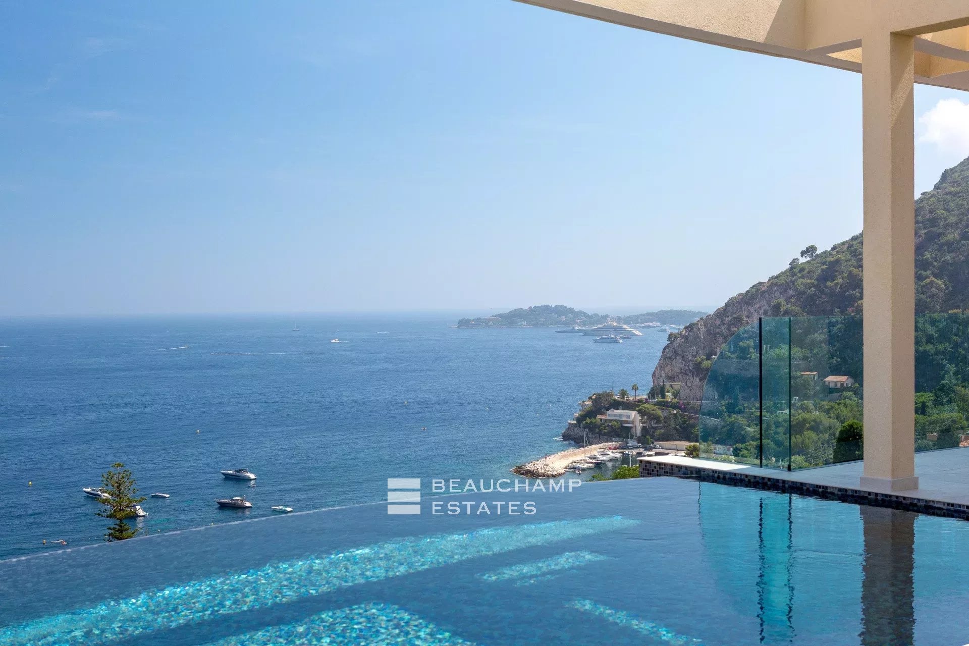 Èze Bord de Mer – Villa contemporaine 5 chambres avec piscine à débordement et vue mer panoramique Èze Bord de Mer – 5-Bedroom Contemporary Villa with Infinity Pool and Panoramic Sea View
