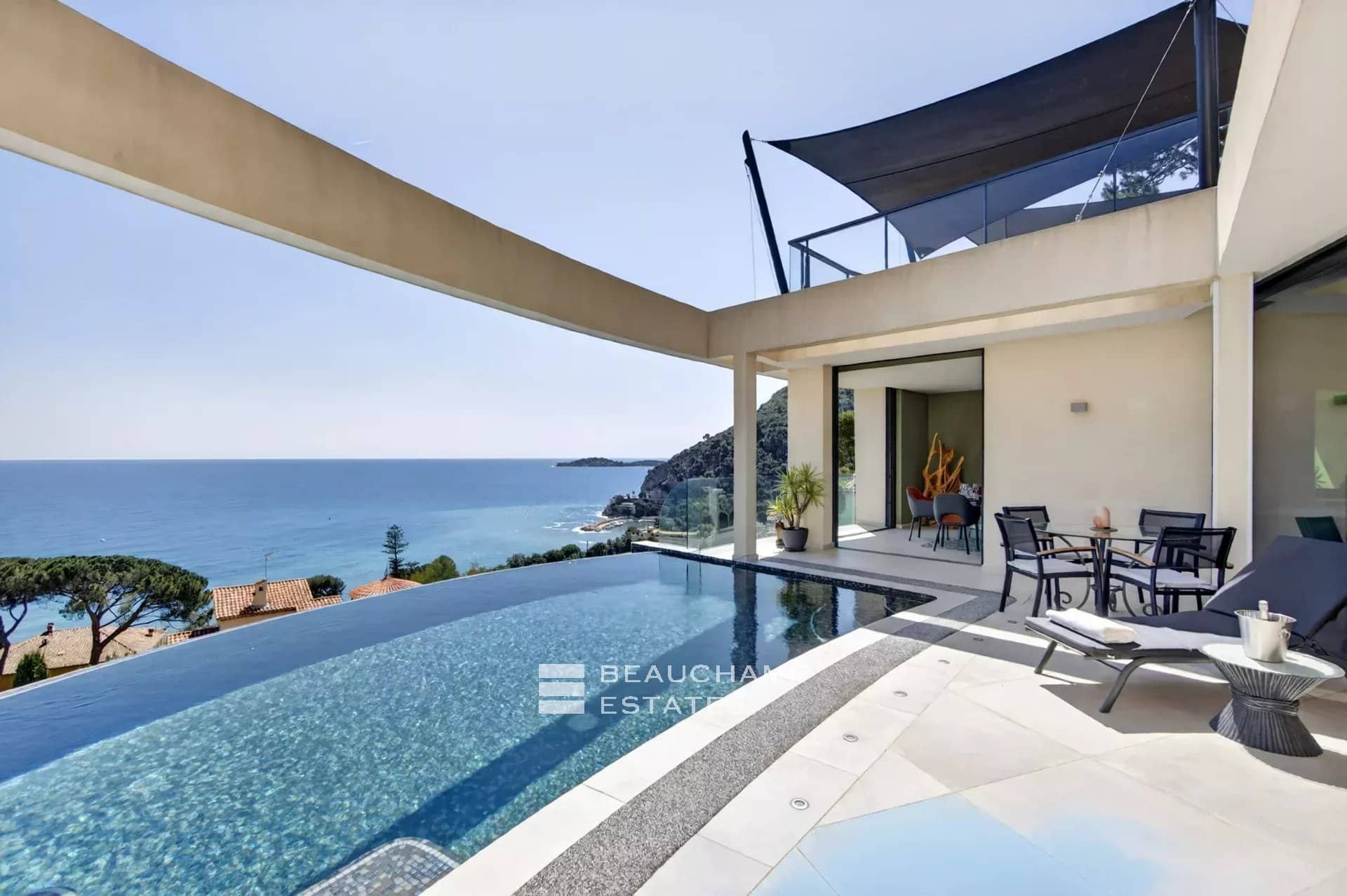 Èze Bord de Mer – Villa contemporaine 5 chambres avec piscine à débordement et vue mer panoramique Èze Bord de Mer – 5-Bedroom Contemporary Villa with Infinity Pool and Panoramic Sea View