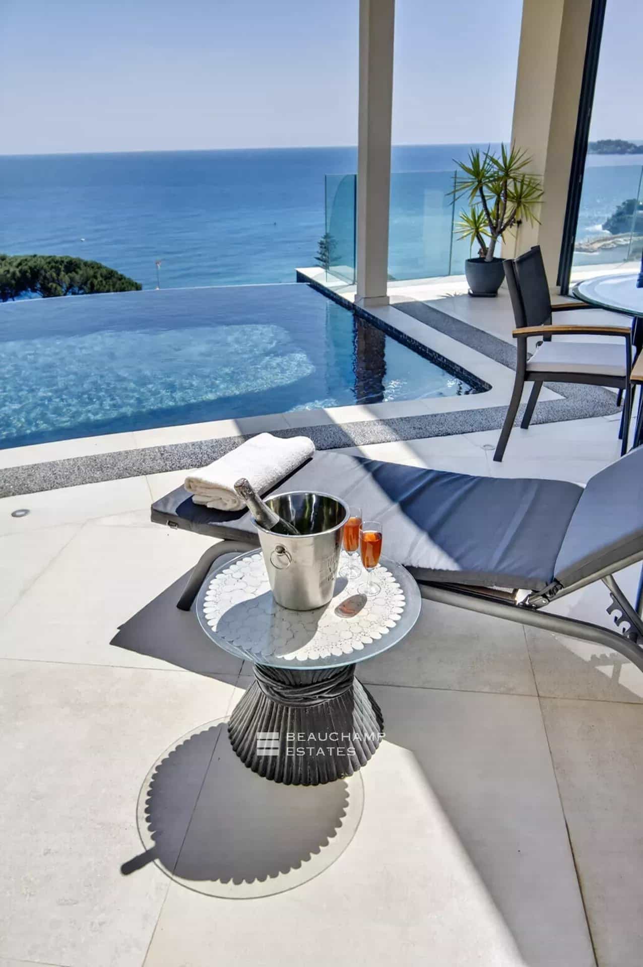 Èze Bord de Mer – Villa contemporaine 5 chambres avec piscine à débordement et vue mer panoramique Èze Bord de Mer – 5-Bedroom Contemporary Villa with Infinity Pool and Panoramic Sea View