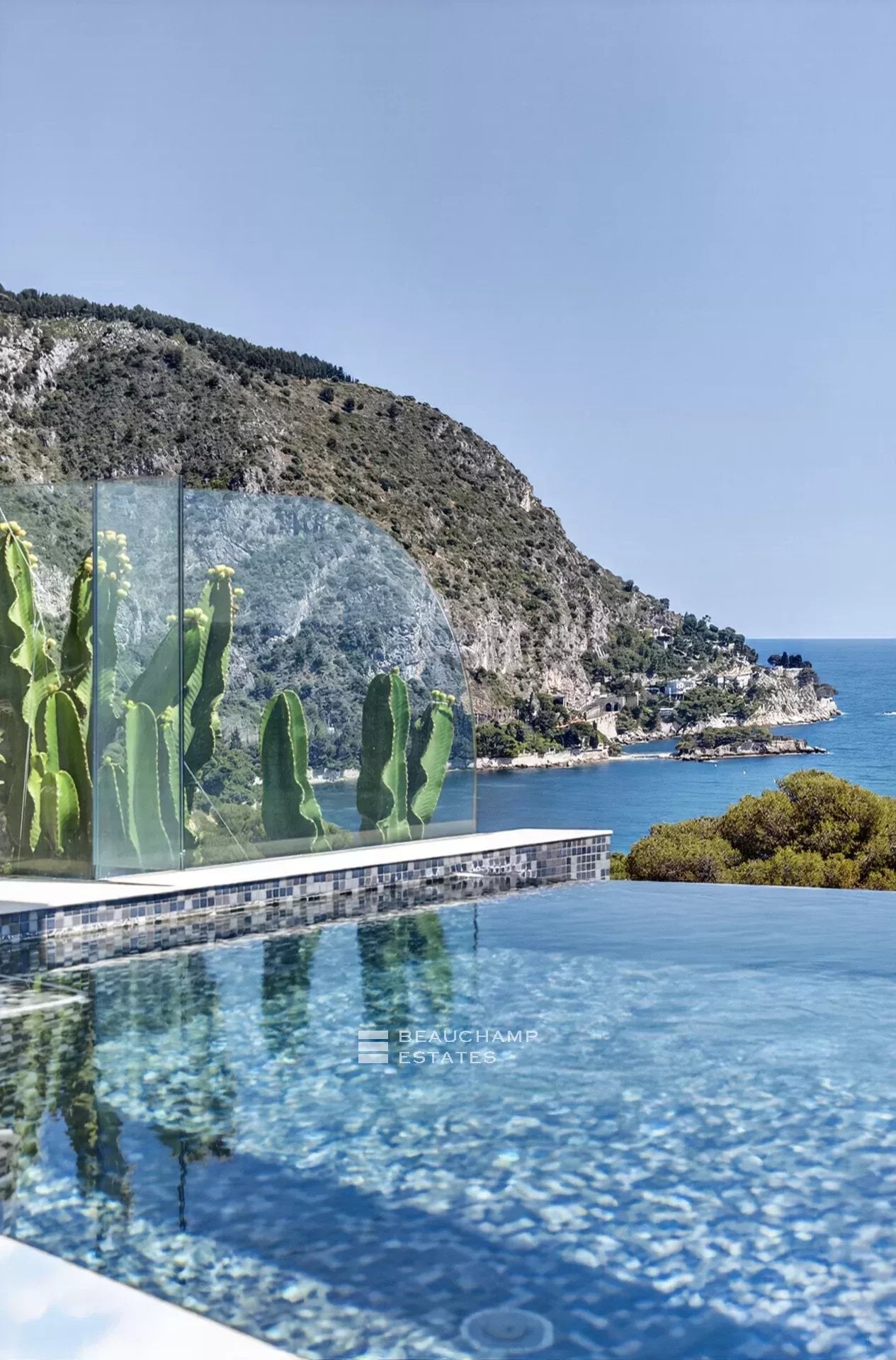 Èze Bord de Mer – Villa contemporaine 5 chambres avec piscine à débordement et vue mer panoramique Èze Bord de Mer – 5-Bedroom Contemporary Villa with Infinity Pool and Panoramic Sea View