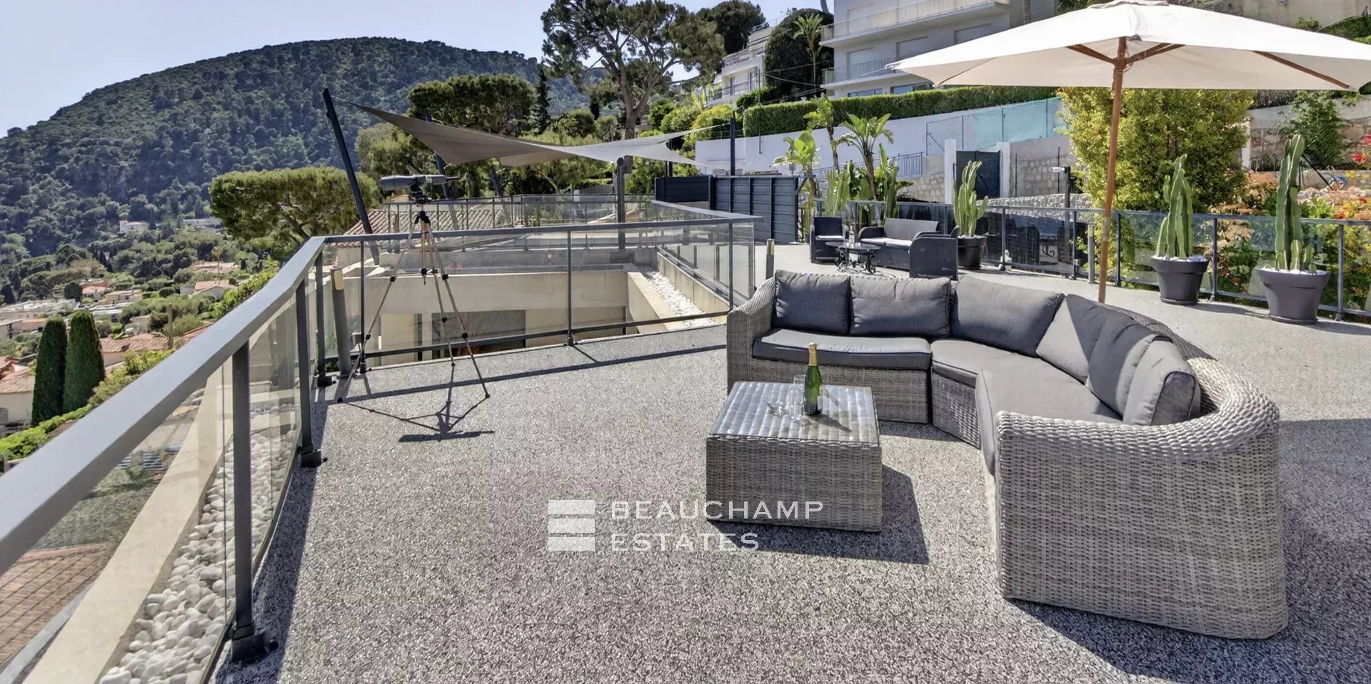 Èze Bord de Mer – Villa contemporaine 5 chambres avec piscine à débordement et vue mer panoramique Èze Bord de Mer – 5-Bedroom Contemporary Villa with Infinity Pool and Panoramic Sea View