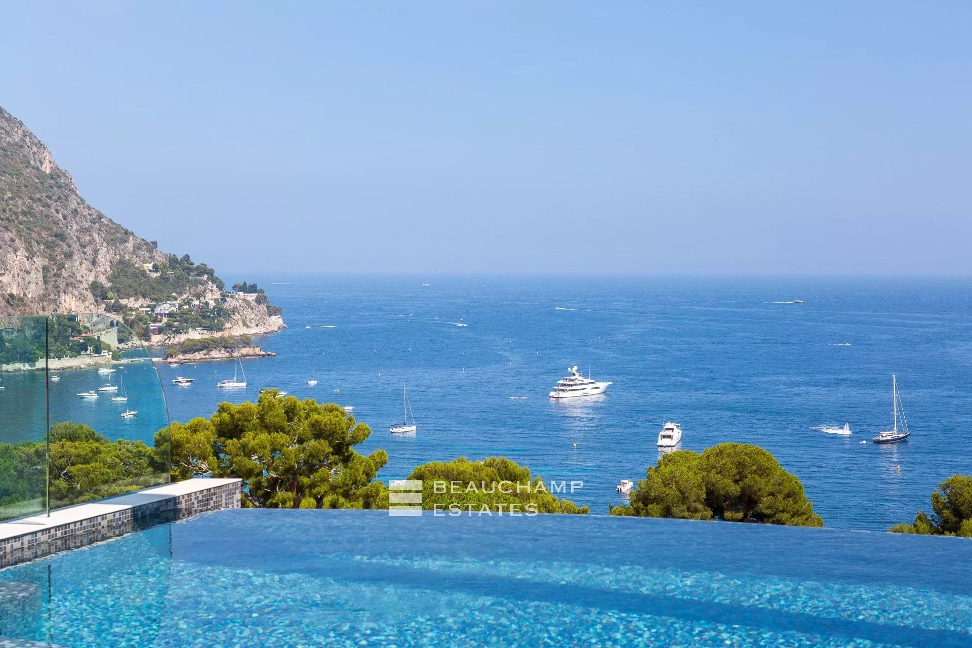 Èze Bord de Mer – Villa contemporaine 5 chambres avec piscine à débordement et vue mer panoramique Èze Bord de Mer – 5-Bedroom Contemporary Villa with Infinity Pool and Panoramic Sea View