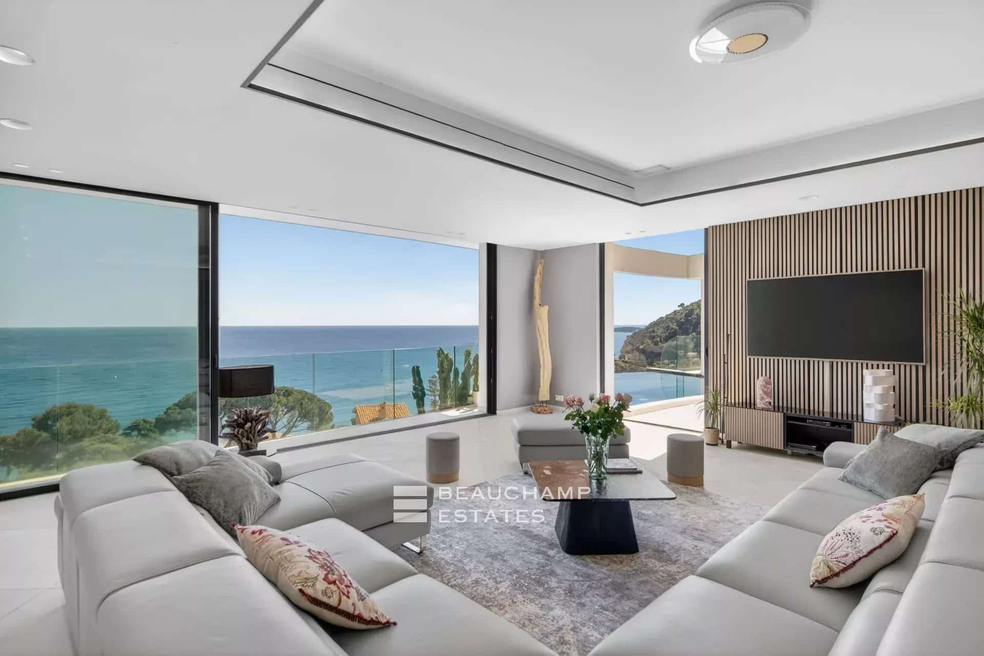 Èze Bord de Mer – Villa contemporaine 5 chambres avec piscine à débordement et vue mer panoramique Èze Bord de Mer – 5-Bedroom Contemporary Villa with Infinity Pool and Panoramic Sea View