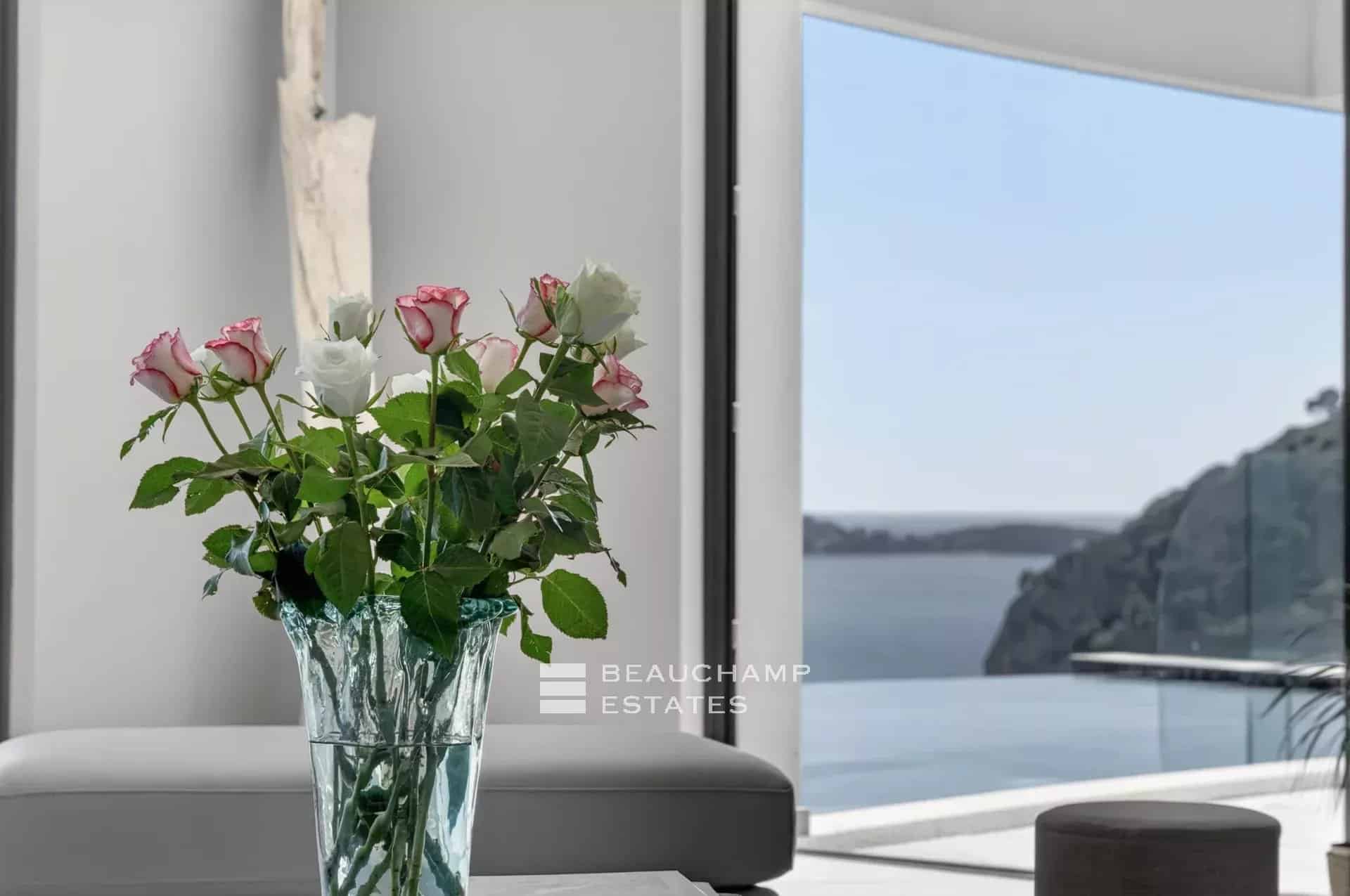 Èze Bord de Mer – Villa contemporaine 5 chambres avec piscine à débordement et vue mer panoramique Èze Bord de Mer – 5-Bedroom Contemporary Villa with Infinity Pool and Panoramic Sea View