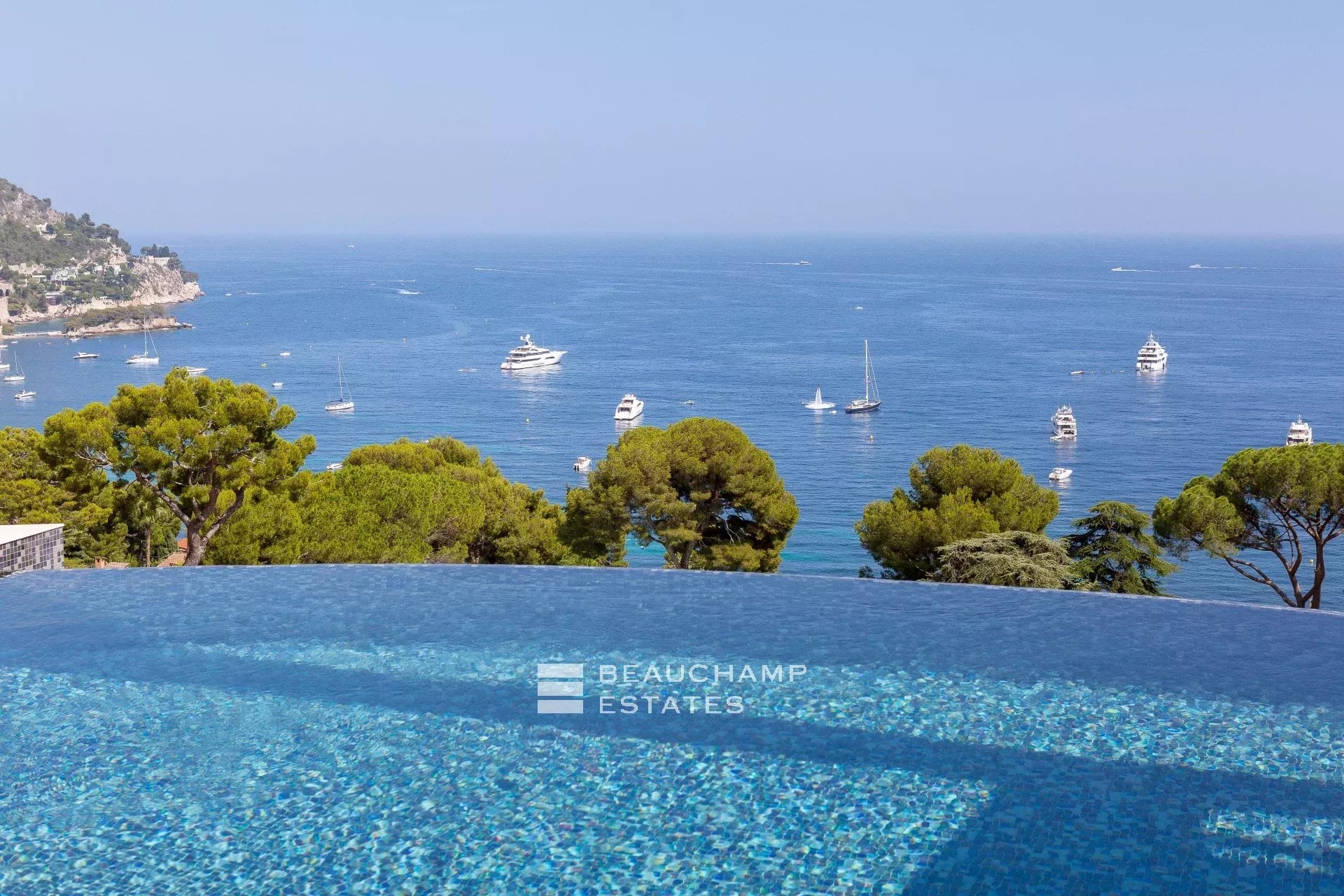 Èze Bord de Mer – Villa contemporaine 5 chambres avec piscine à débordement et vue mer panoramique Èze Bord de Mer – 5-Bedroom Contemporary Villa with Infinity Pool and Panoramic Sea View