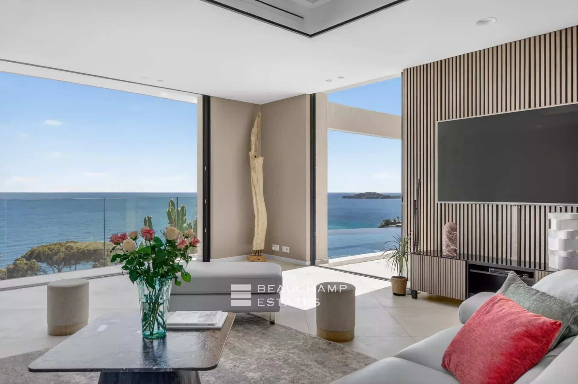 Èze Bord de Mer – Villa contemporaine 5 chambres avec piscine à débordement et vue mer panoramique Èze Bord de Mer – 5-Bedroom Contemporary Villa with Infinity Pool and Panoramic Sea View