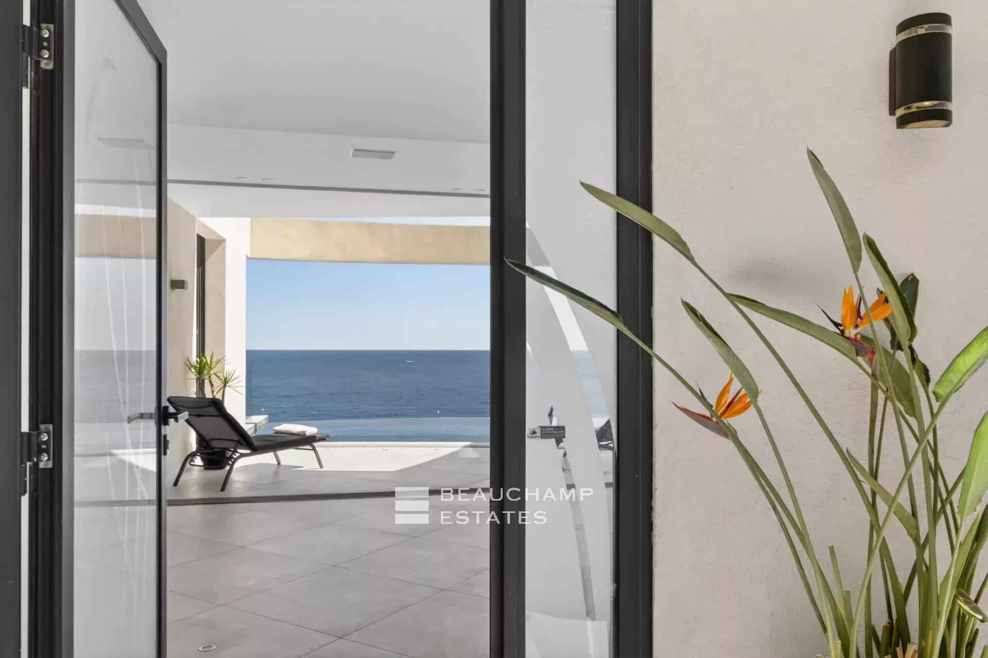 Èze Bord de Mer – Villa contemporaine 5 chambres avec piscine à débordement et vue mer panoramique Èze Bord de Mer – 5-Bedroom Contemporary Villa with Infinity Pool and Panoramic Sea View