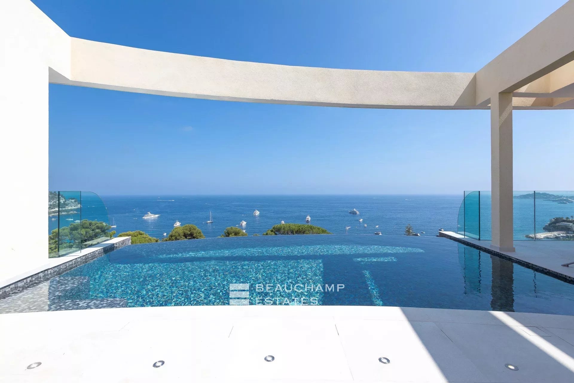 Èze Bord de Mer – Villa contemporaine 5 chambres avec piscine à débordement et vue mer panoramique Èze Bord de Mer – 5-Bedroom Contemporary Villa with Infinity Pool and Panoramic Sea View