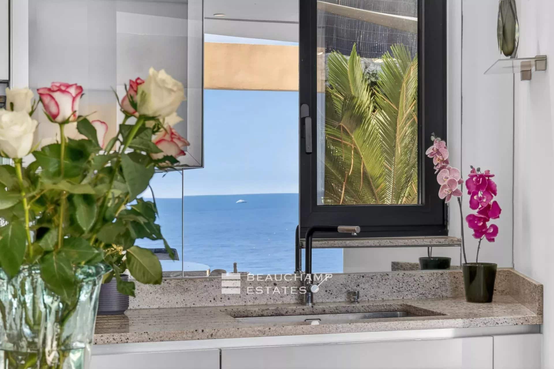 Èze Bord de Mer – Villa contemporaine 5 chambres avec piscine à débordement et vue mer panoramique Èze Bord de Mer – 5-Bedroom Contemporary Villa with Infinity Pool and Panoramic Sea View