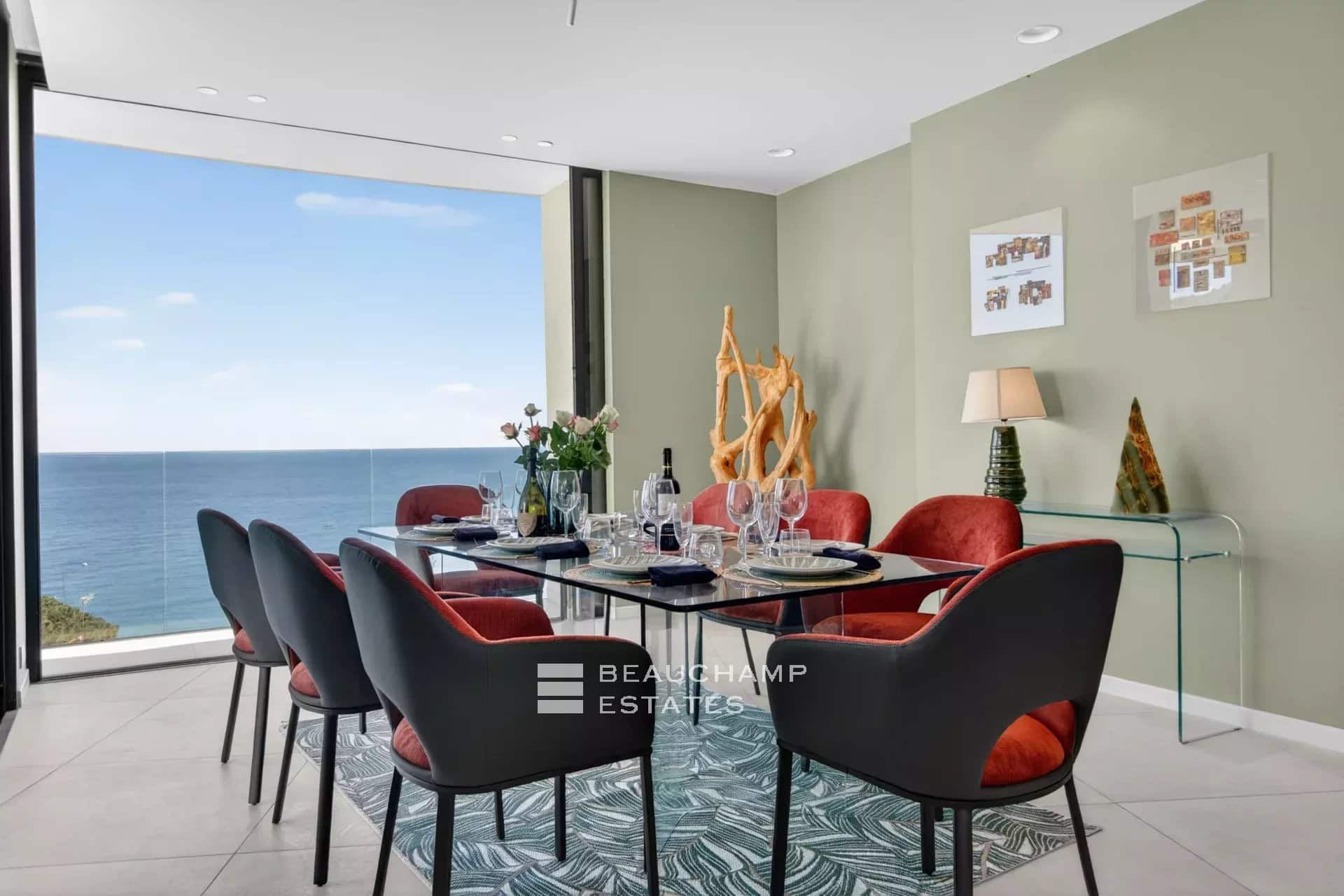 Èze Bord de Mer – Villa contemporaine 5 chambres avec piscine à débordement et vue mer panoramique Èze Bord de Mer – 5-Bedroom Contemporary Villa with Infinity Pool and Panoramic Sea View