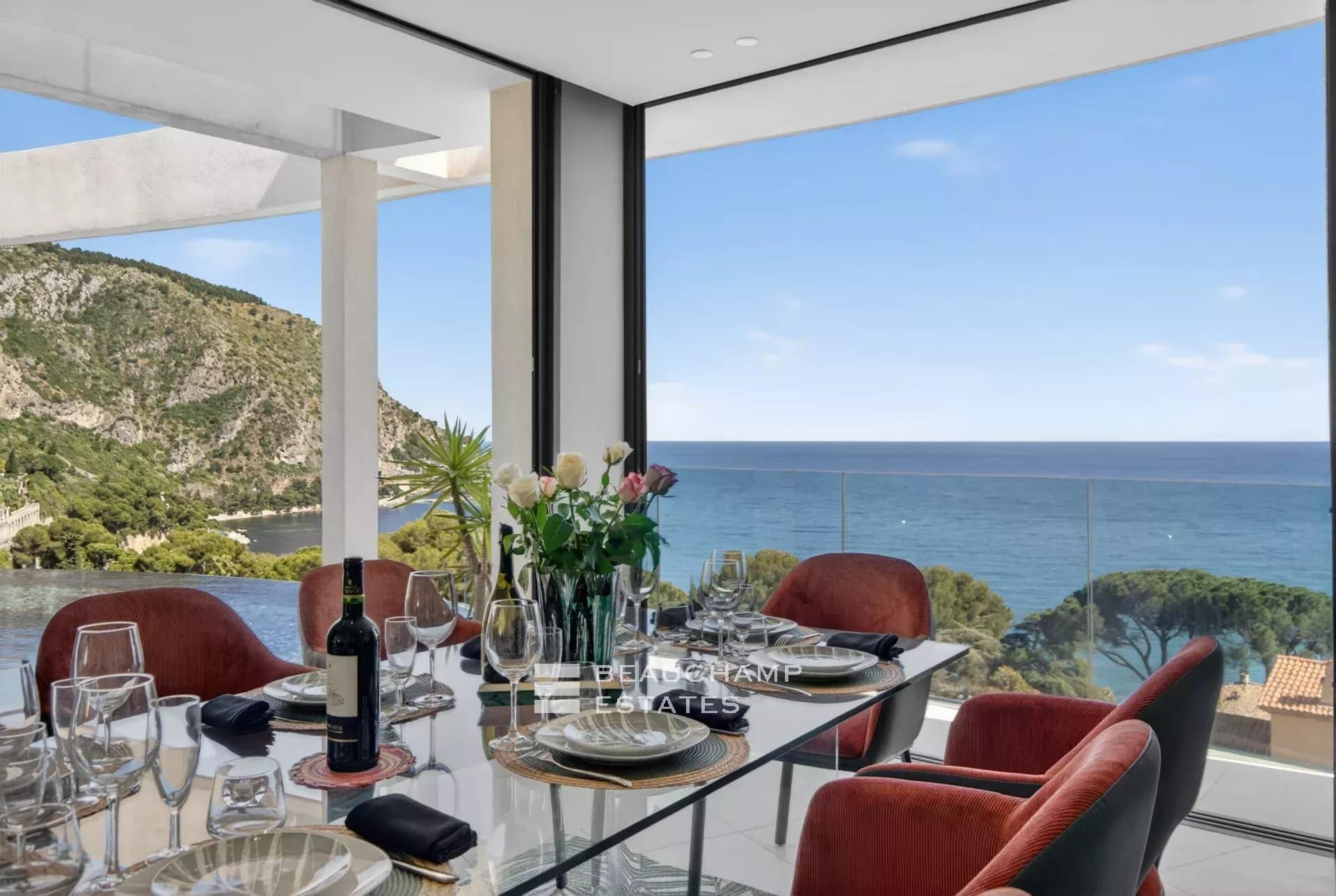 Èze Bord de Mer – Villa contemporaine 5 chambres avec piscine à débordement et vue mer panoramique Èze Bord de Mer – 5-Bedroom Contemporary Villa with Infinity Pool and Panoramic Sea View