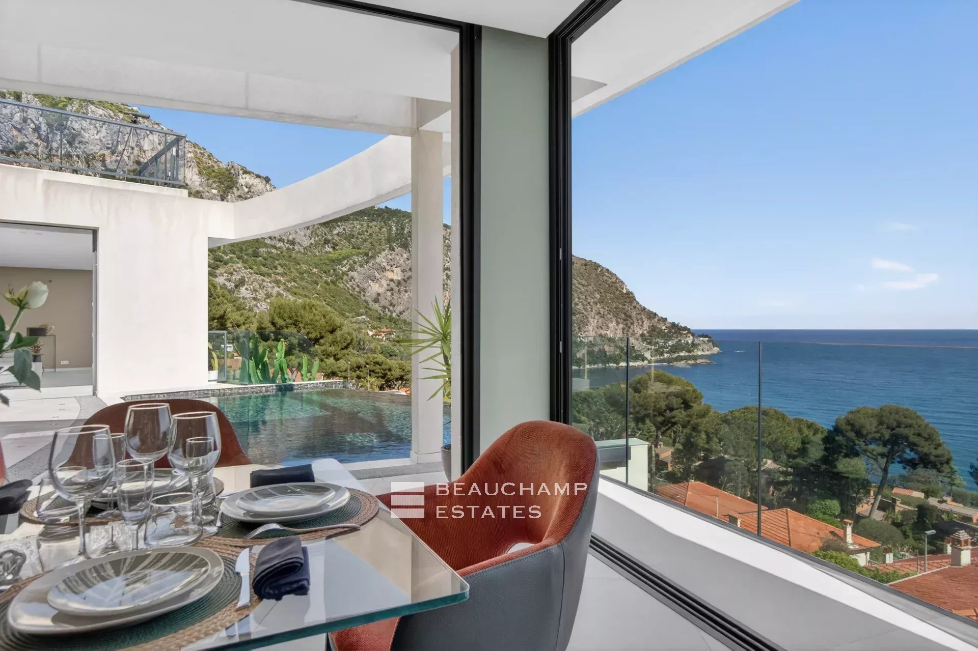 Èze Bord de Mer – Villa contemporaine 5 chambres avec piscine à débordement et vue mer panoramique Èze Bord de Mer – 5-Bedroom Contemporary Villa with Infinity Pool and Panoramic Sea View