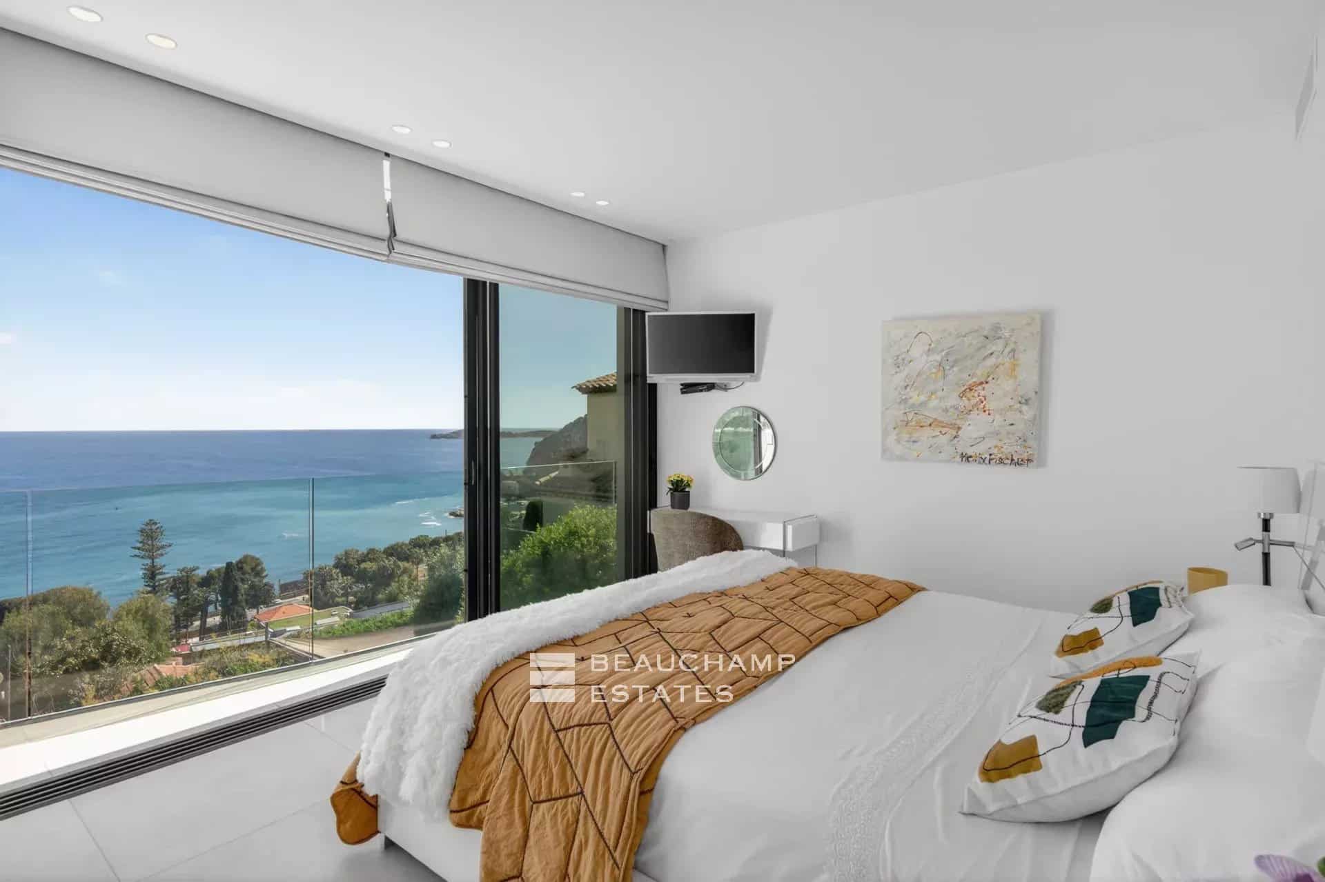 Èze Bord de Mer – Villa contemporaine 5 chambres avec piscine à débordement et vue mer panoramique Èze Bord de Mer – 5-Bedroom Contemporary Villa with Infinity Pool and Panoramic Sea View