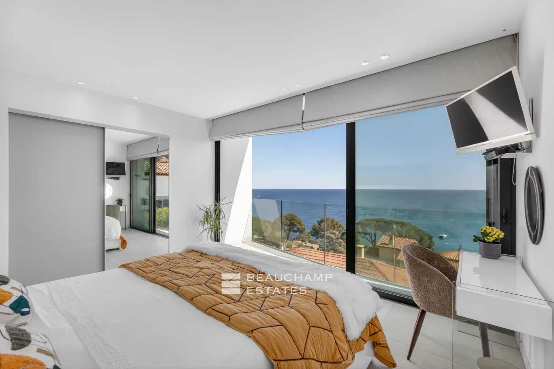 Èze Bord de Mer – Villa contemporaine 5 chambres avec piscine à débordement et vue mer panoramique Èze Bord de Mer – 5-Bedroom Contemporary Villa with Infinity Pool and Panoramic Sea View