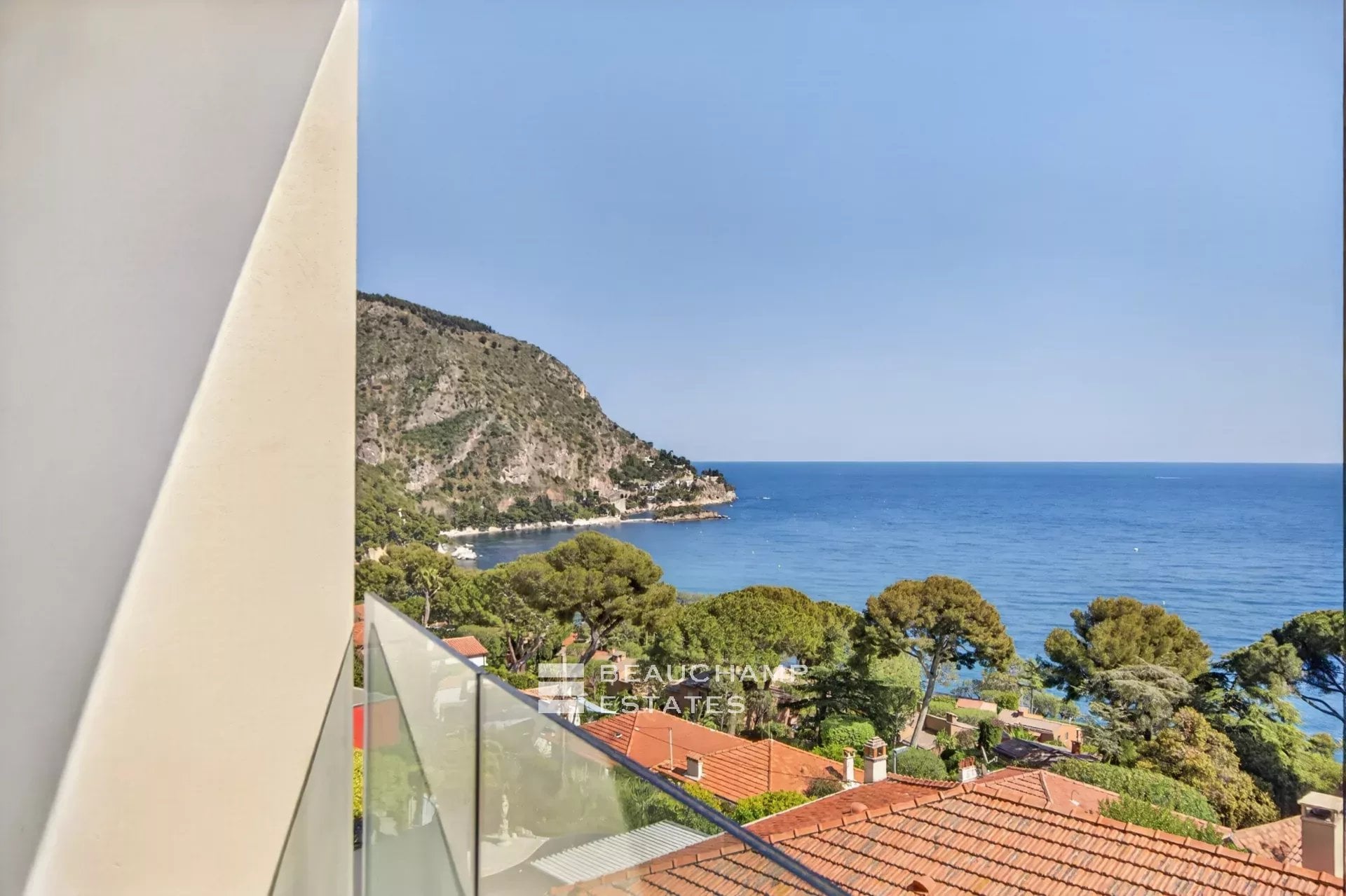 Èze Bord de Mer – Villa contemporaine 5 chambres avec piscine à débordement et vue mer panoramique Èze Bord de Mer – 5-Bedroom Contemporary Villa with Infinity Pool and Panoramic Sea View