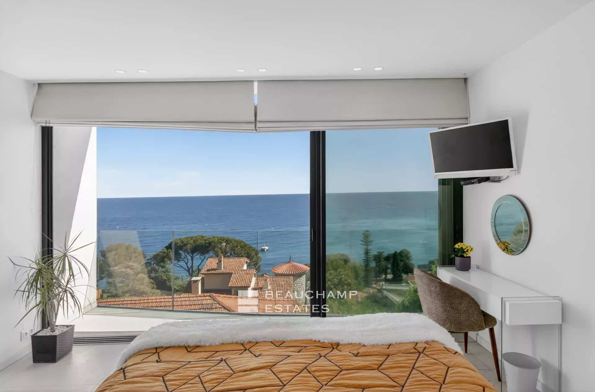 Èze Bord de Mer – Villa contemporaine 5 chambres avec piscine à débordement et vue mer panoramique Èze Bord de Mer – 5-Bedroom Contemporary Villa with Infinity Pool and Panoramic Sea View