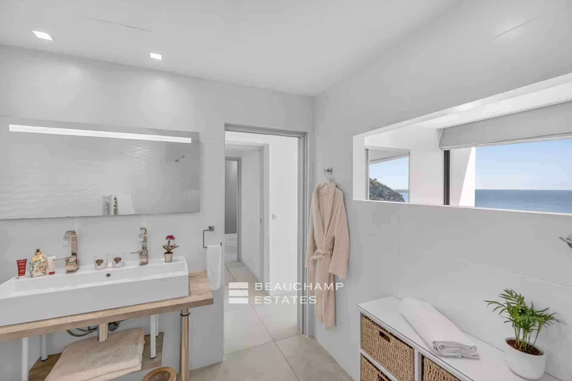 Èze Bord de Mer – Villa contemporaine 5 chambres avec piscine à débordement et vue mer panoramique Èze Bord de Mer – 5-Bedroom Contemporary Villa with Infinity Pool and Panoramic Sea View
