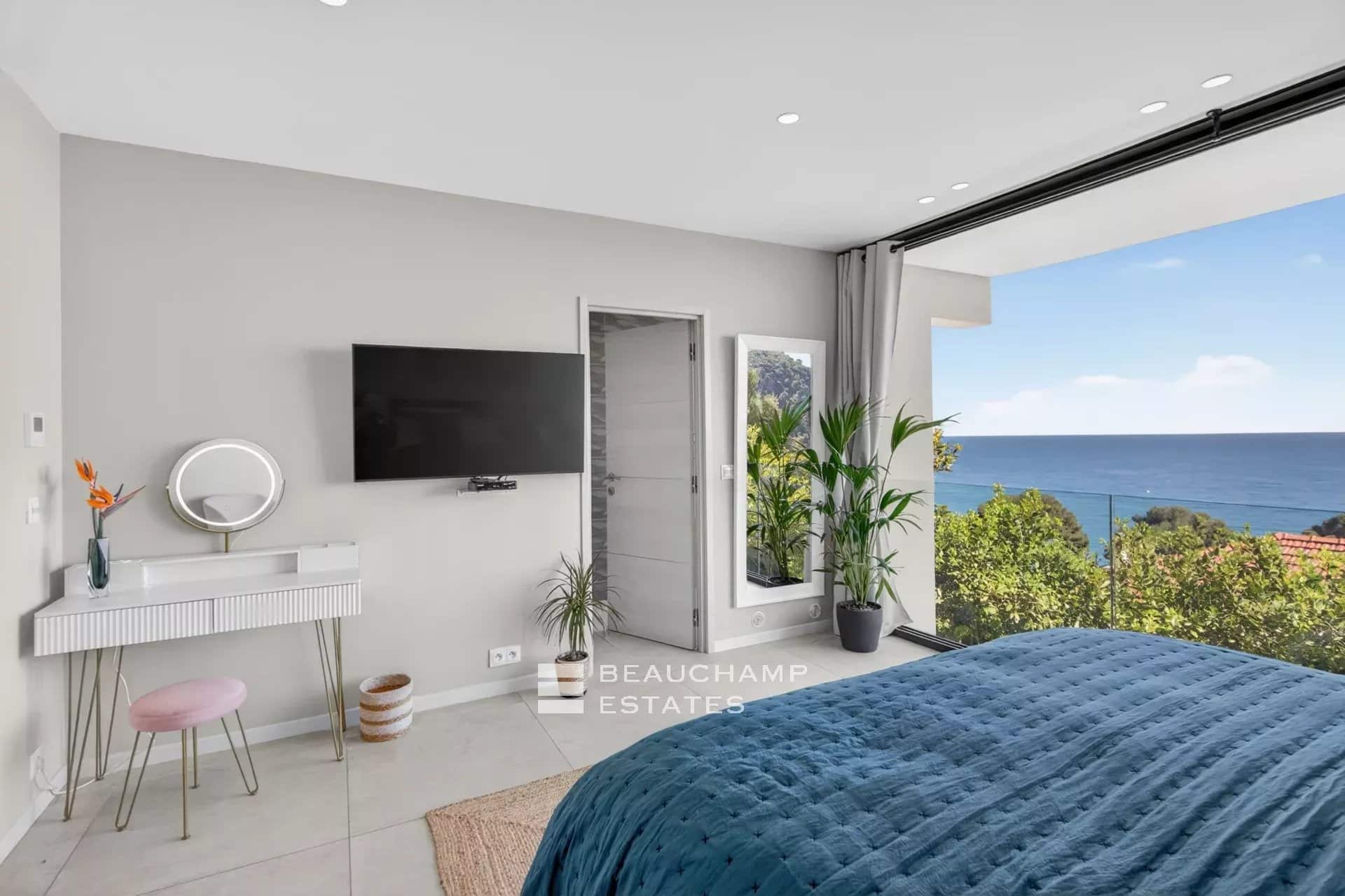 Èze Bord de Mer – Villa contemporaine 5 chambres avec piscine à débordement et vue mer panoramique Èze Bord de Mer – 5-Bedroom Contemporary Villa with Infinity Pool and Panoramic Sea View