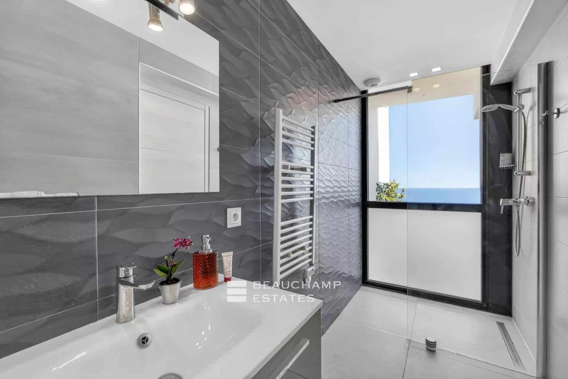 Èze Bord de Mer – Villa contemporaine 5 chambres avec piscine à débordement et vue mer panoramique Èze Bord de Mer – 5-Bedroom Contemporary Villa with Infinity Pool and Panoramic Sea View