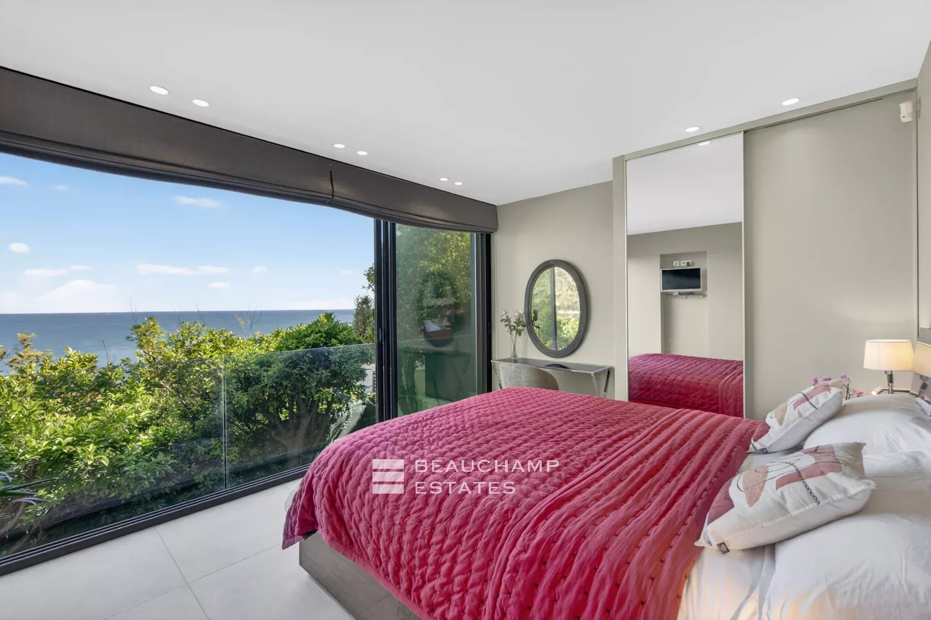 Èze Bord de Mer – Villa contemporaine 5 chambres avec piscine à débordement et vue mer panoramique Èze Bord de Mer – 5-Bedroom Contemporary Villa with Infinity Pool and Panoramic Sea View