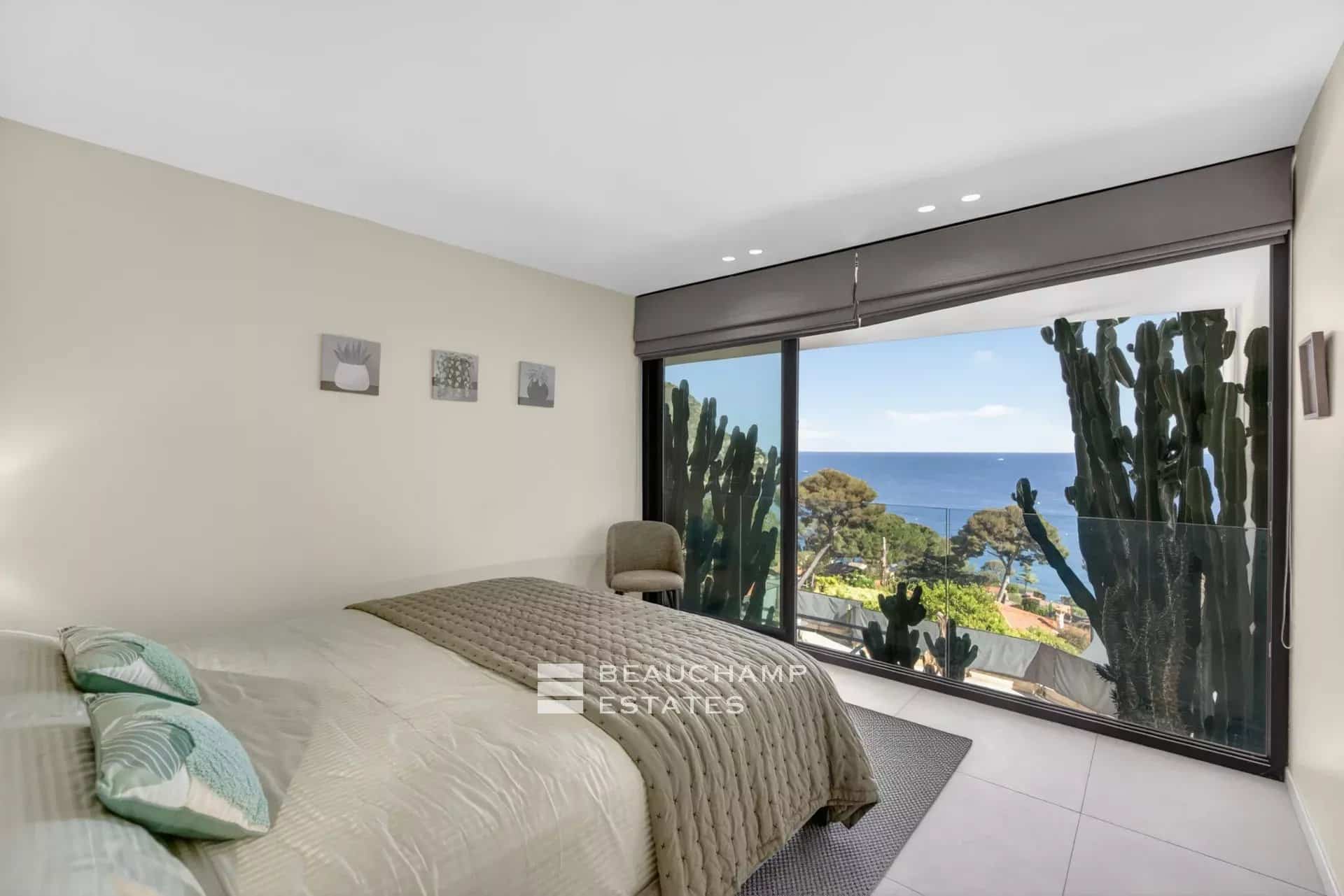Èze Bord de Mer – Villa contemporaine 5 chambres avec piscine à débordement et vue mer panoramique Èze Bord de Mer – 5-Bedroom Contemporary Villa with Infinity Pool and Panoramic Sea View