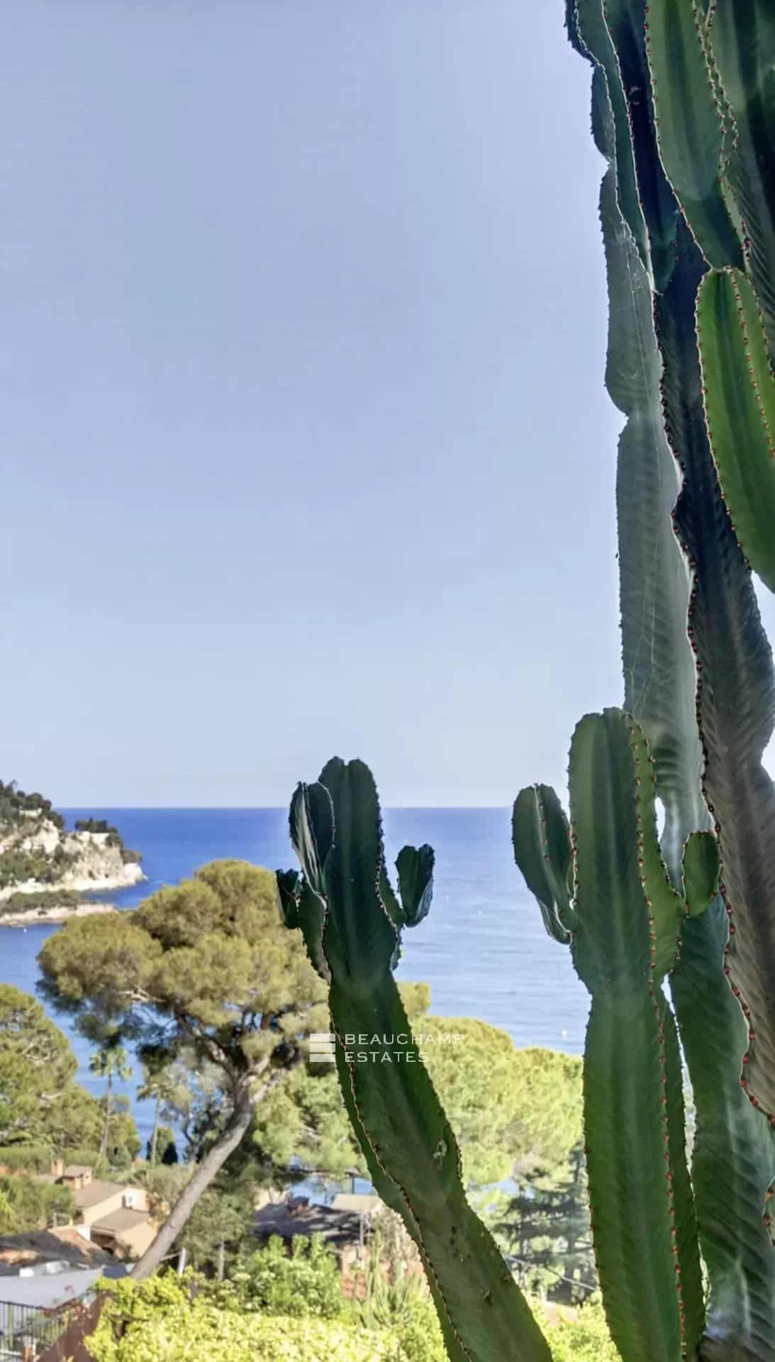 Èze Bord de Mer – Villa contemporaine 5 chambres avec piscine à débordement et vue mer panoramique Èze Bord de Mer – 5-Bedroom Contemporary Villa with Infinity Pool and Panoramic Sea View