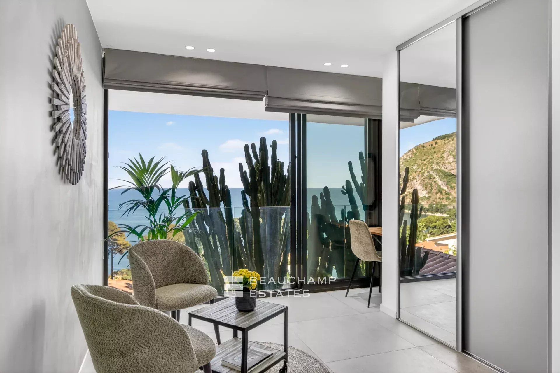 Èze Bord de Mer – Villa contemporaine 5 chambres avec piscine à débordement et vue mer panoramique Èze Bord de Mer – 5-Bedroom Contemporary Villa with Infinity Pool and Panoramic Sea View