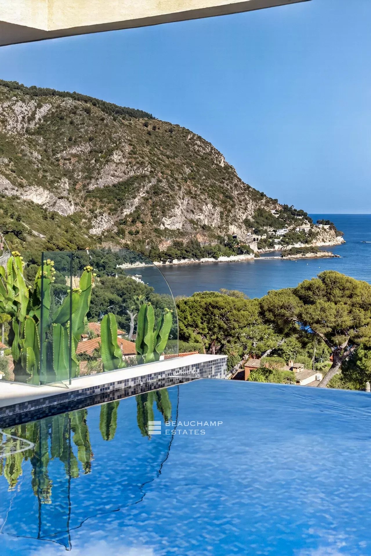 Èze Bord de Mer – Villa contemporaine 5 chambres avec piscine à débordement et vue mer panoramique Èze Bord de Mer – 5-Bedroom Contemporary Villa with Infinity Pool and Panoramic Sea View