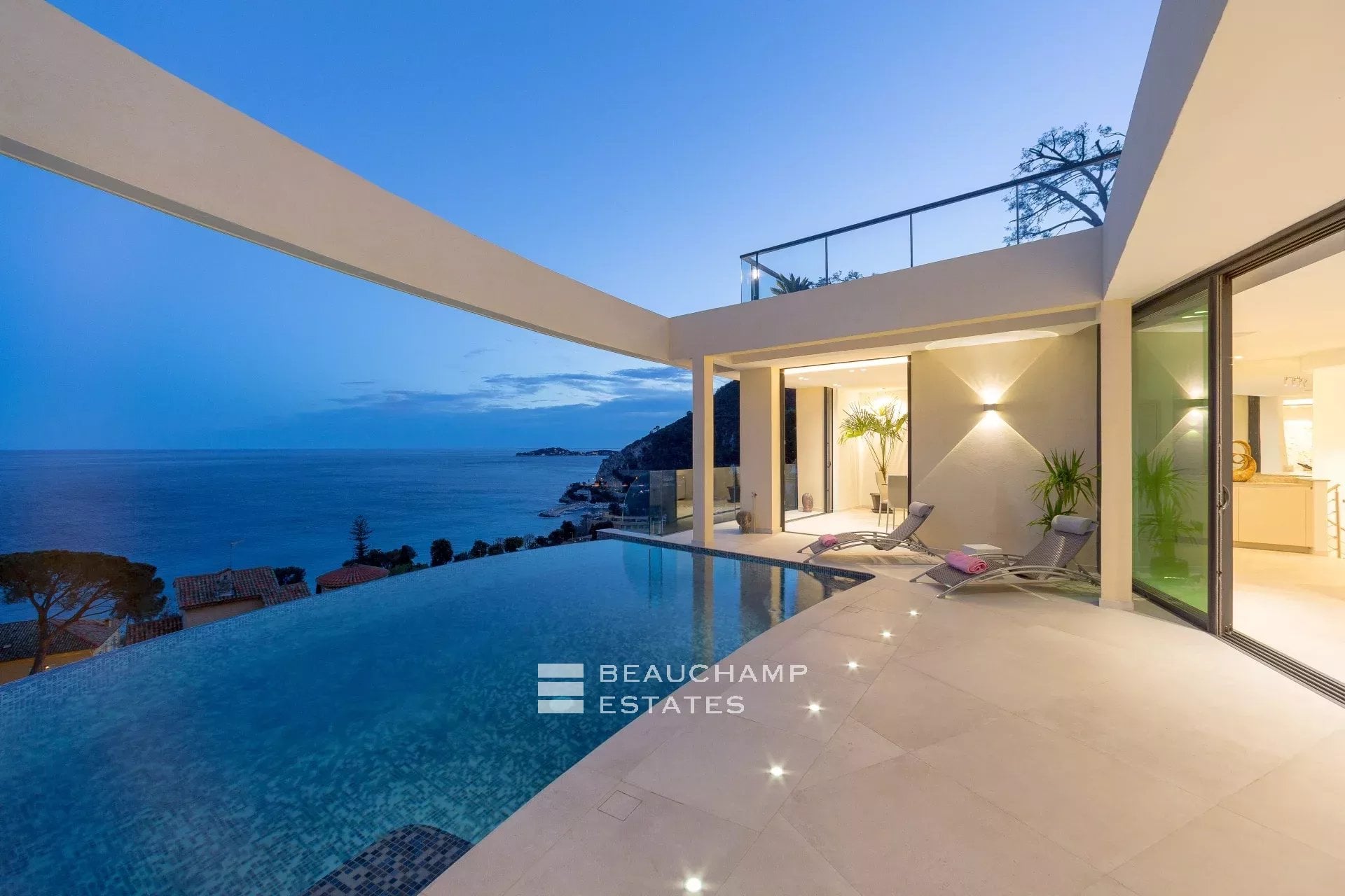 Èze Bord de Mer – Villa contemporaine 5 chambres avec piscine à débordement et vue mer panoramique Èze Bord de Mer – 5-Bedroom Contemporary Villa with Infinity Pool and Panoramic Sea View