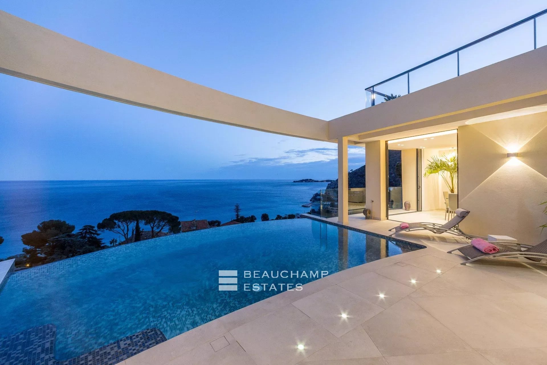 Èze Bord de Mer – Villa contemporaine 5 chambres avec piscine à débordement et vue mer panoramique Èze Bord de Mer – 5-Bedroom Contemporary Villa with Infinity Pool and Panoramic Sea View