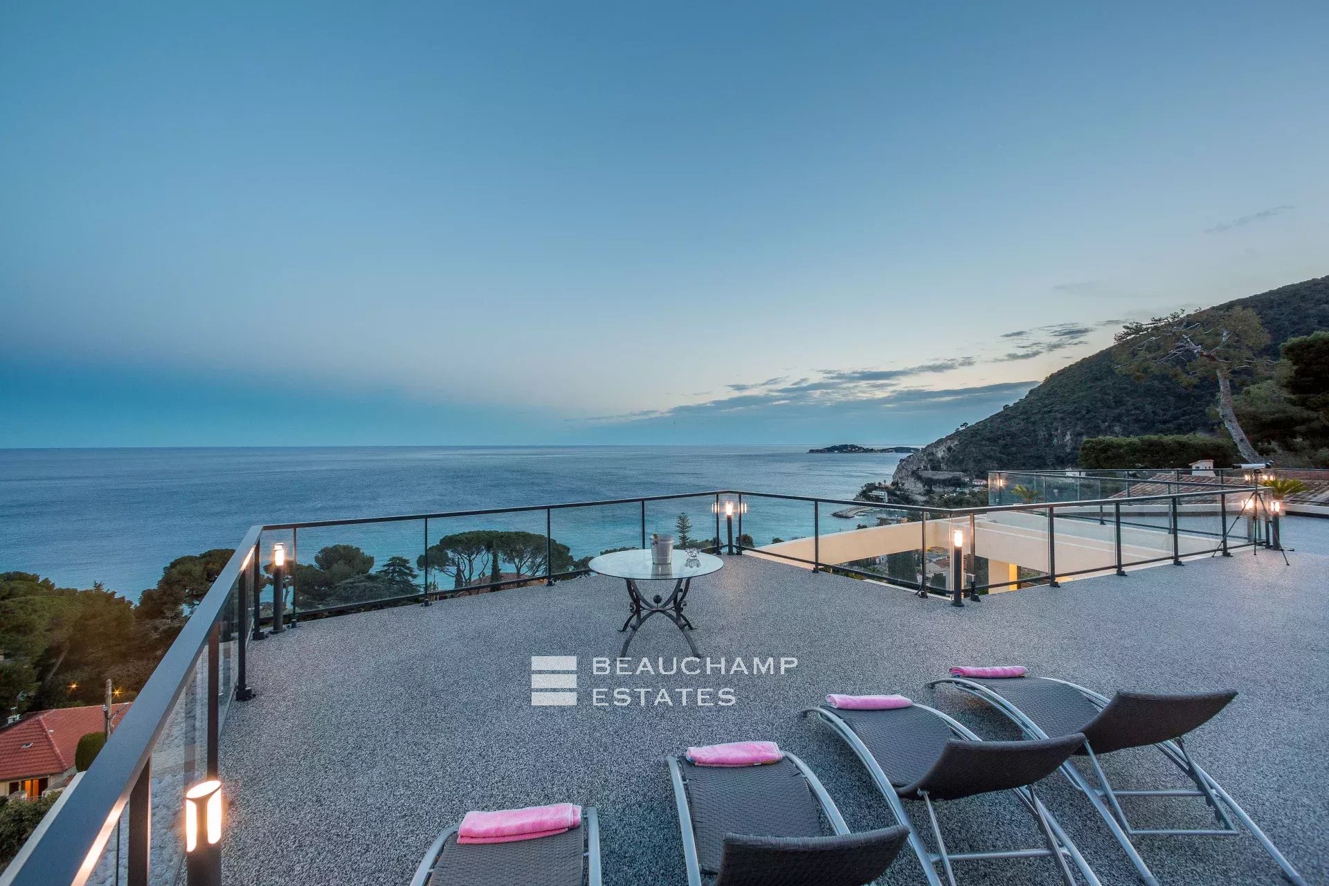 Èze Bord de Mer – Villa contemporaine 5 chambres avec piscine à débordement et vue mer panoramique Èze Bord de Mer – 5-Bedroom Contemporary Villa with Infinity Pool and Panoramic Sea View