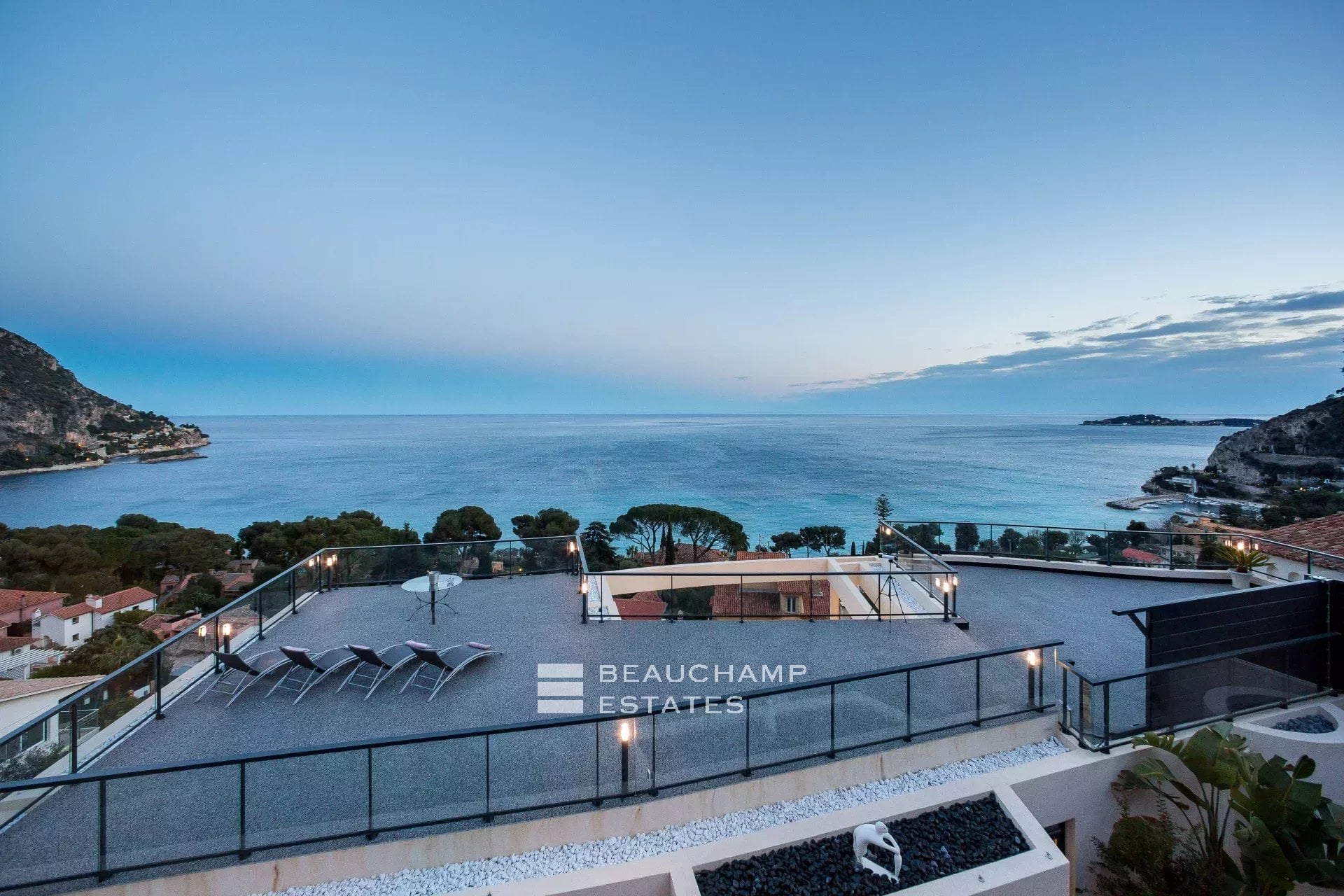 Èze Bord de Mer – Villa contemporaine 5 chambres avec piscine à débordement et vue mer panoramique Èze Bord de Mer – 5-Bedroom Contemporary Villa with Infinity Pool and Panoramic Sea View