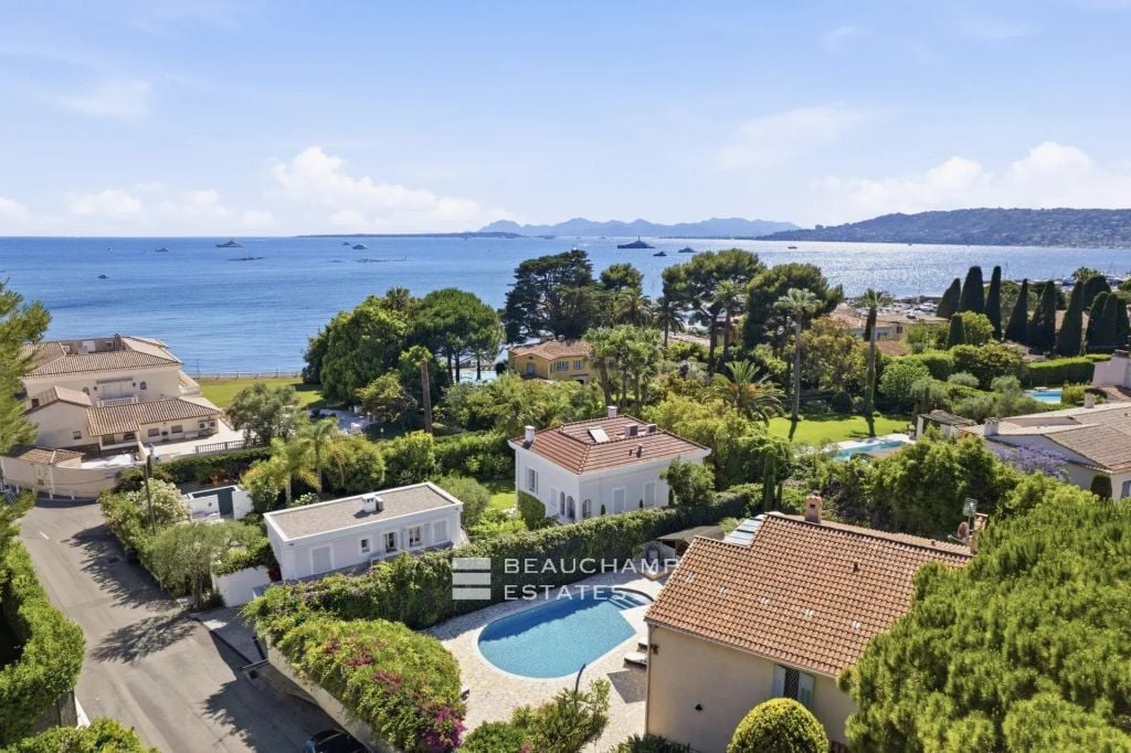 Modern 5-Bedroom Villa Within Walking Distance of the Beaches – Cap d’Antibes