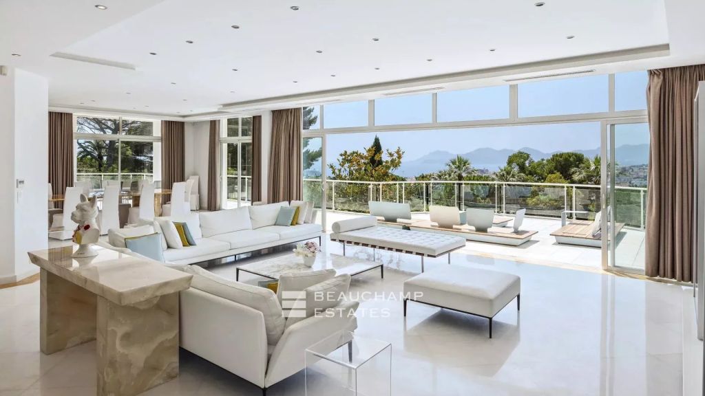 Modern  villa with panoramic sea views – Cannes Oxford