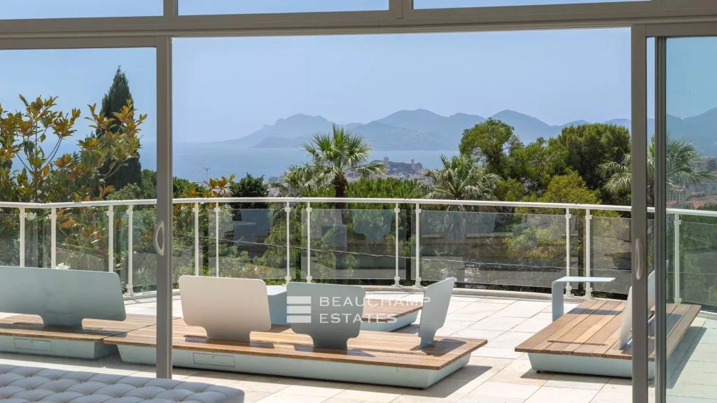 Modern  villa with panoramic sea views – Cannes Oxford