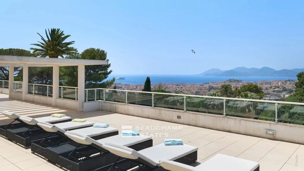 Modern  villa with panoramic sea views – Cannes Oxford