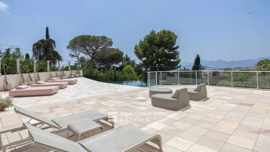 Modern  villa with panoramic sea views – Cannes Oxford