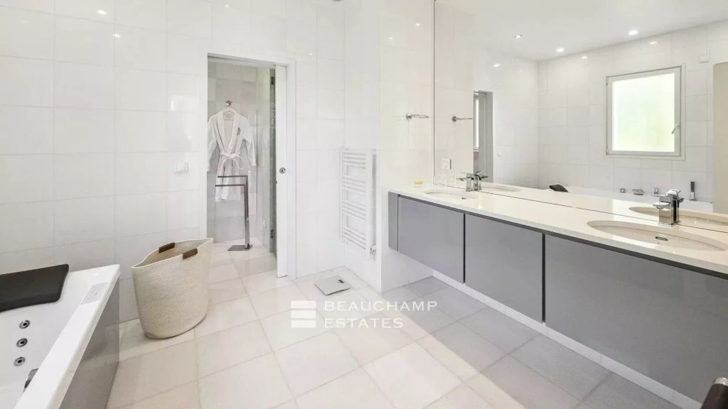 Modern  villa with panoramic sea views – Cannes Oxford