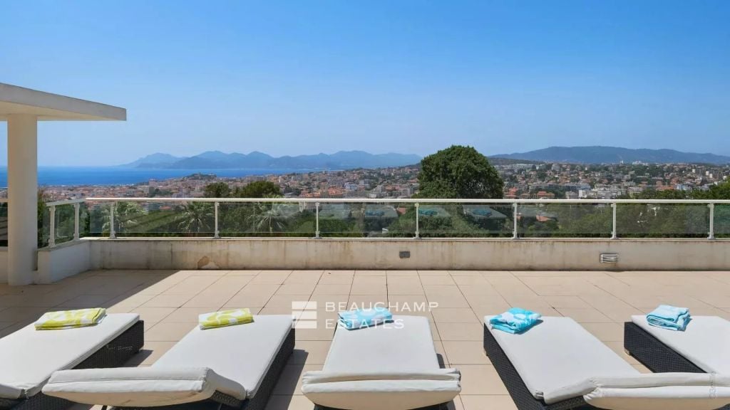 Modern  villa with panoramic sea views – Cannes Oxford
